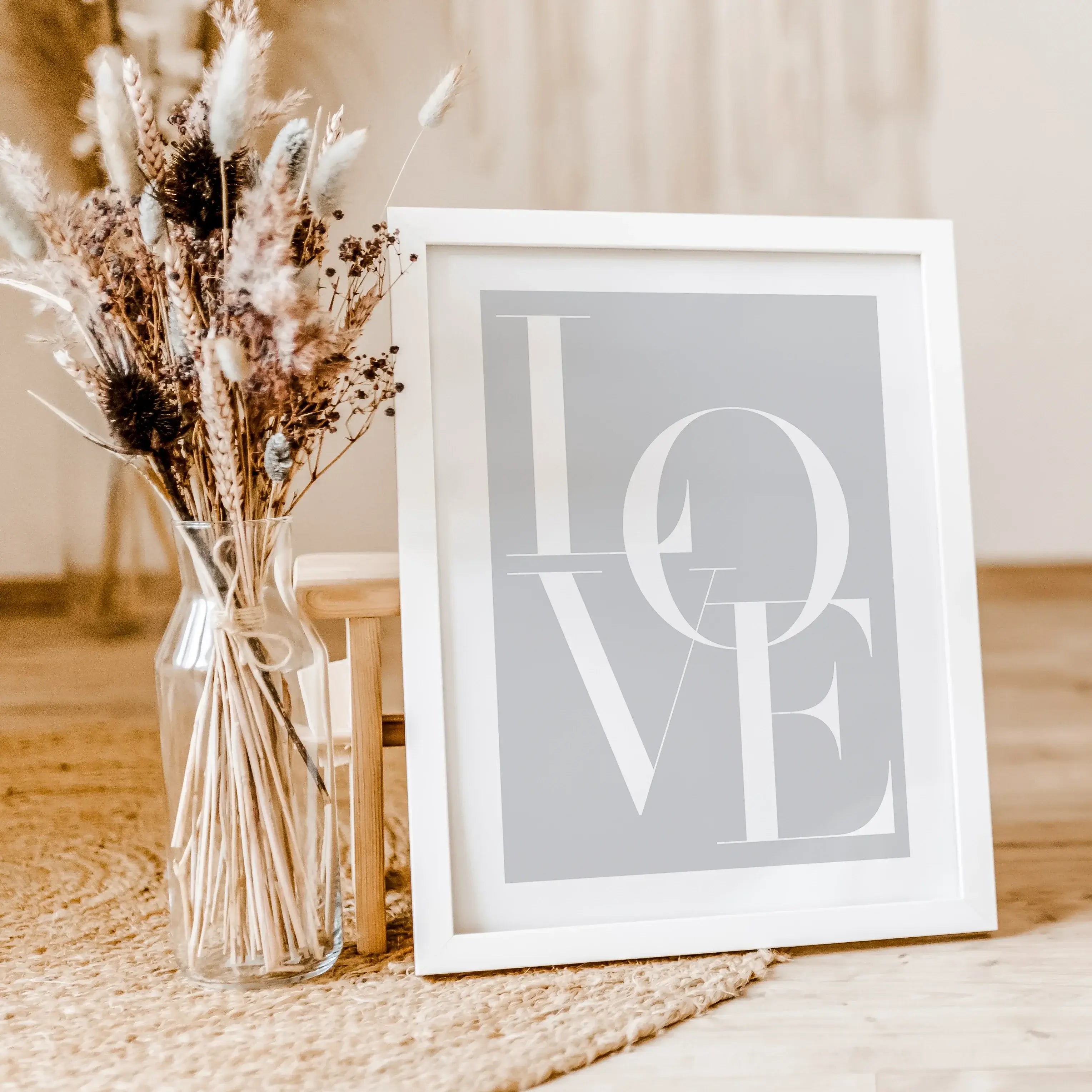 Love Poster-famprints-Poster-Dieses Love Poster ist der perfekte Weg, um deine Wände zu schmücken und gleichzeitig die Botschaft von Liebe und Freundlichkeit zu vermitteln. Das Poster ist in 6 verschiedenen Farben erhältlich und kann in 6 Größen bestellt