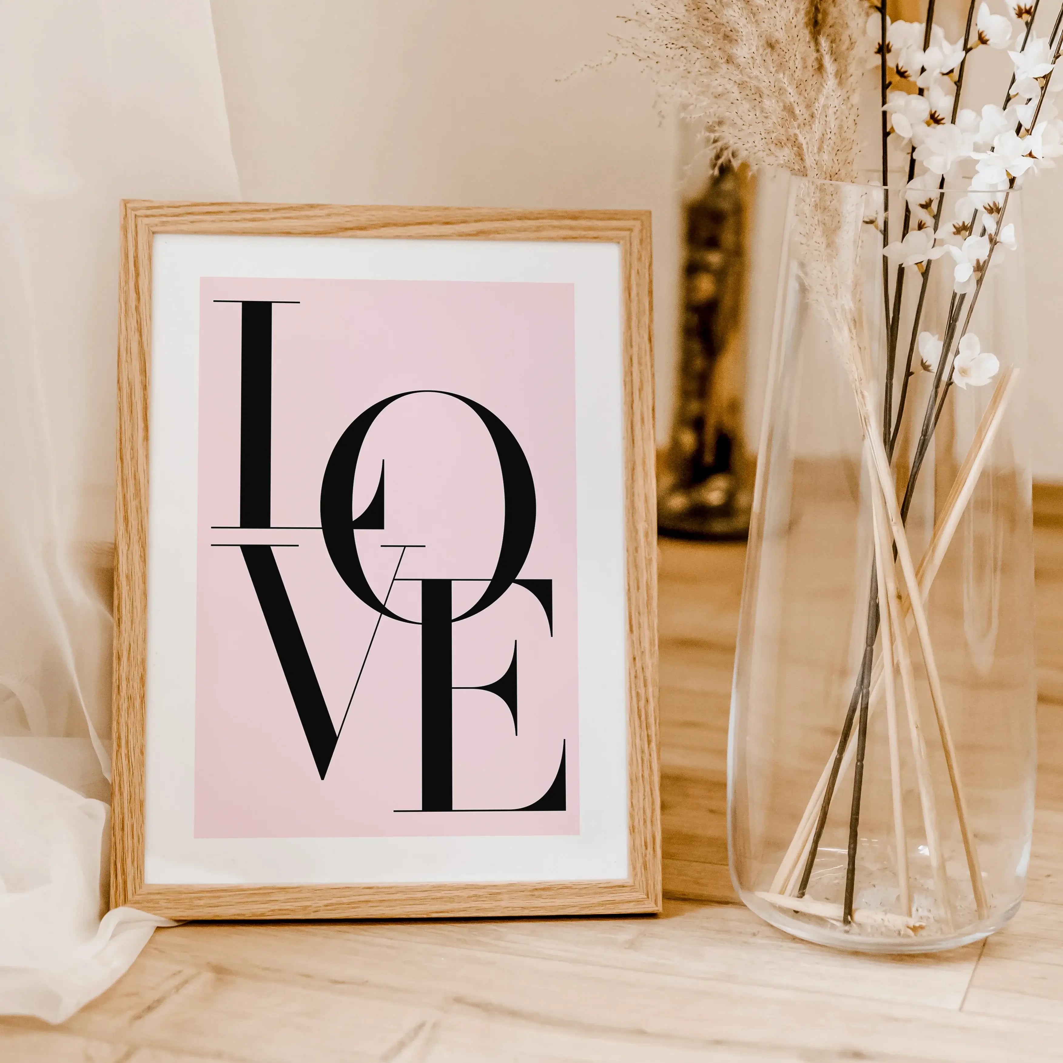 Love Poster-famprints-Poster-Dieses Love Poster ist der perfekte Weg, um deine Wände zu schmücken und gleichzeitig die Botschaft von Liebe und Freundlichkeit zu vermitteln. Das Poster ist in 6 verschiedenen Farben erhältlich und kann in 6 Größen bestellt