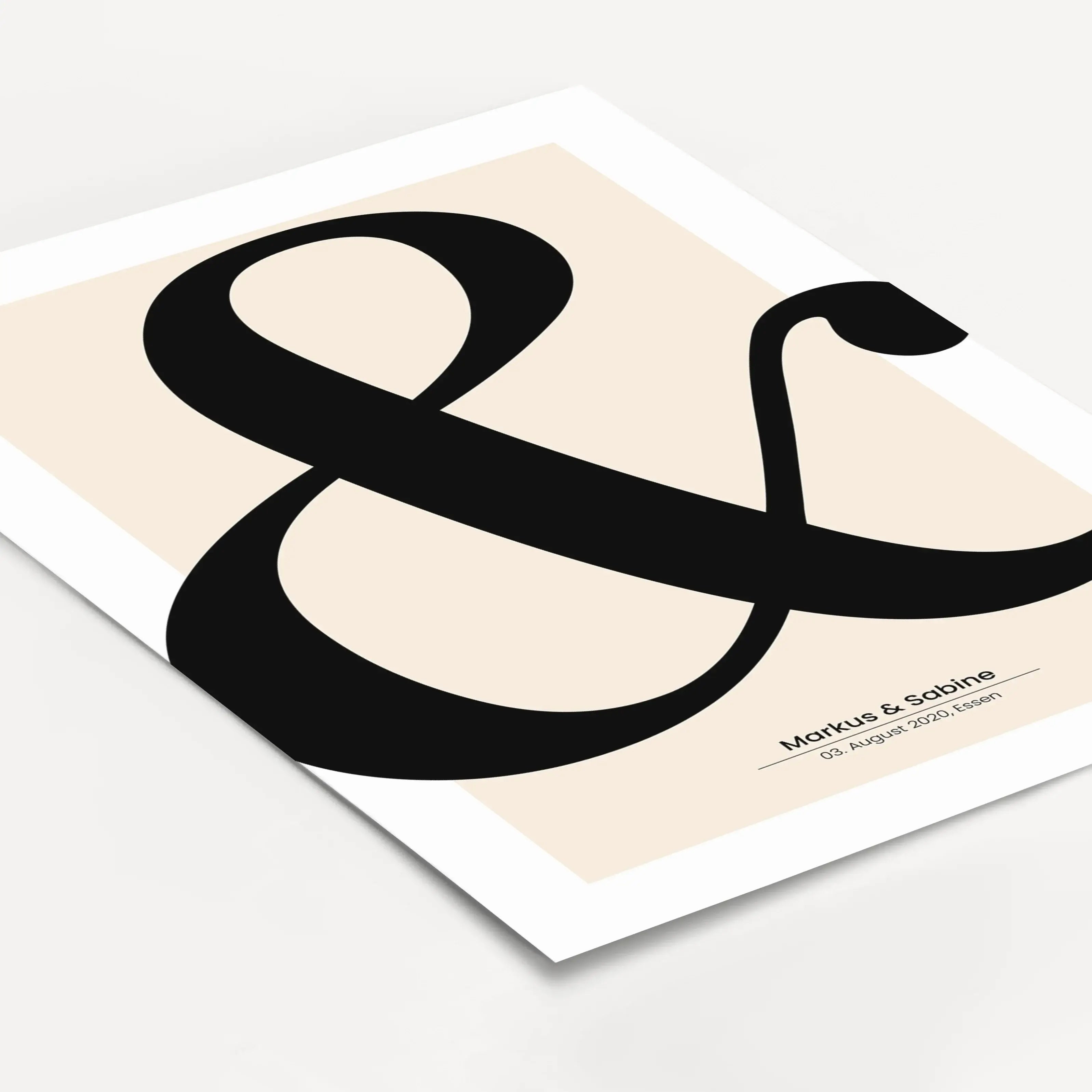 Hochzeitsposter '&'-Personalisiertes Poster-famprints-Das Hochzeitsposter '&' steht für das, was euch verbindet. Zwei Namen, ein Datum und ein gemeinsamer Weg. Das schlichte Und-Zeichen rückt eure Beziehung in den Mittelpunkt und macht aus einem Moment ei