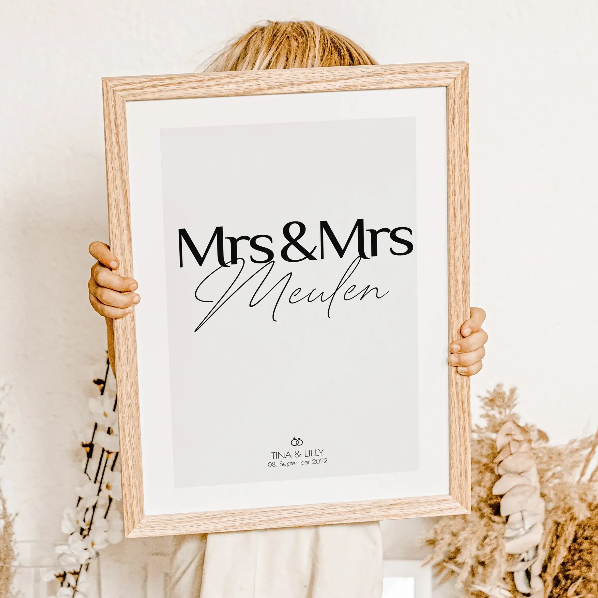 Paar Poster Mrs & Mrs-famprints-Personalisiertes Poster-Stelle deinen Hochzeitstag auf eine ganz besondere Weise vor - mit dem personalisierten Hochzeit Poster Mrs & Mrs. Dieses persönliche Poster kann mit deinem Wunschtext personalisiert werden, was es z