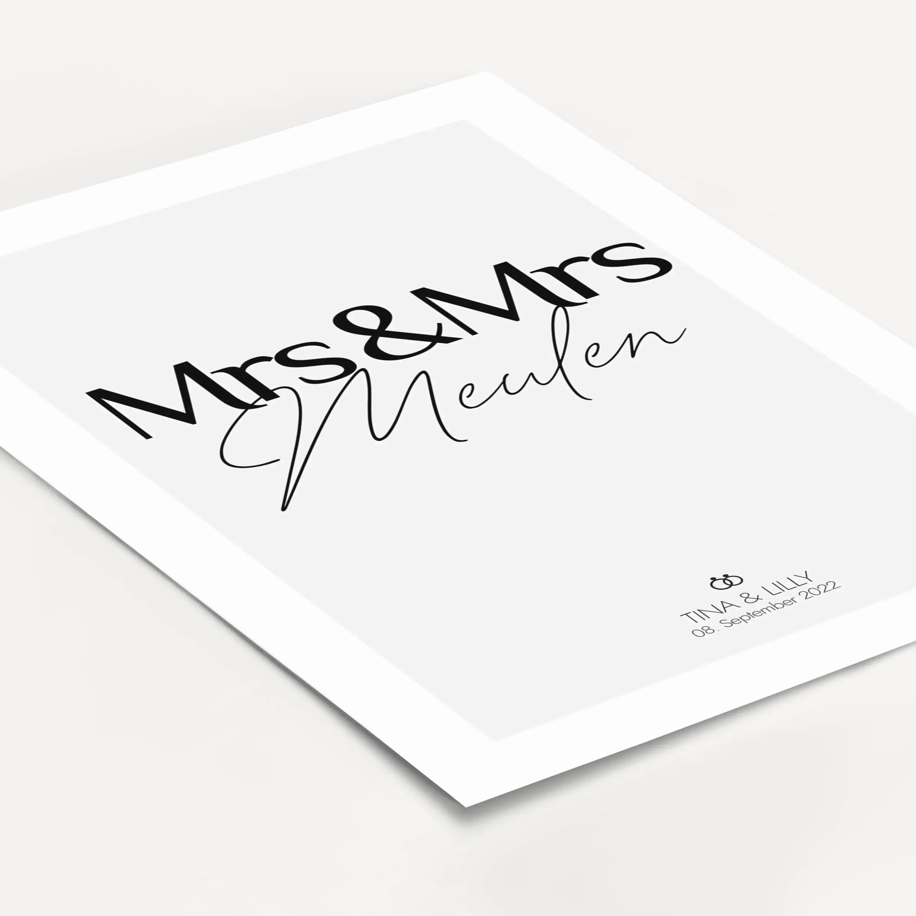 Paar Poster Mrs & Mrs-famprints-Personalisiertes Poster-Stelle deinen Hochzeitstag auf eine ganz besondere Weise vor - mit dem personalisierten Hochzeit Poster Mrs & Mrs. Dieses persönliche Poster kann mit deinem Wunschtext personalisiert werden, was es z