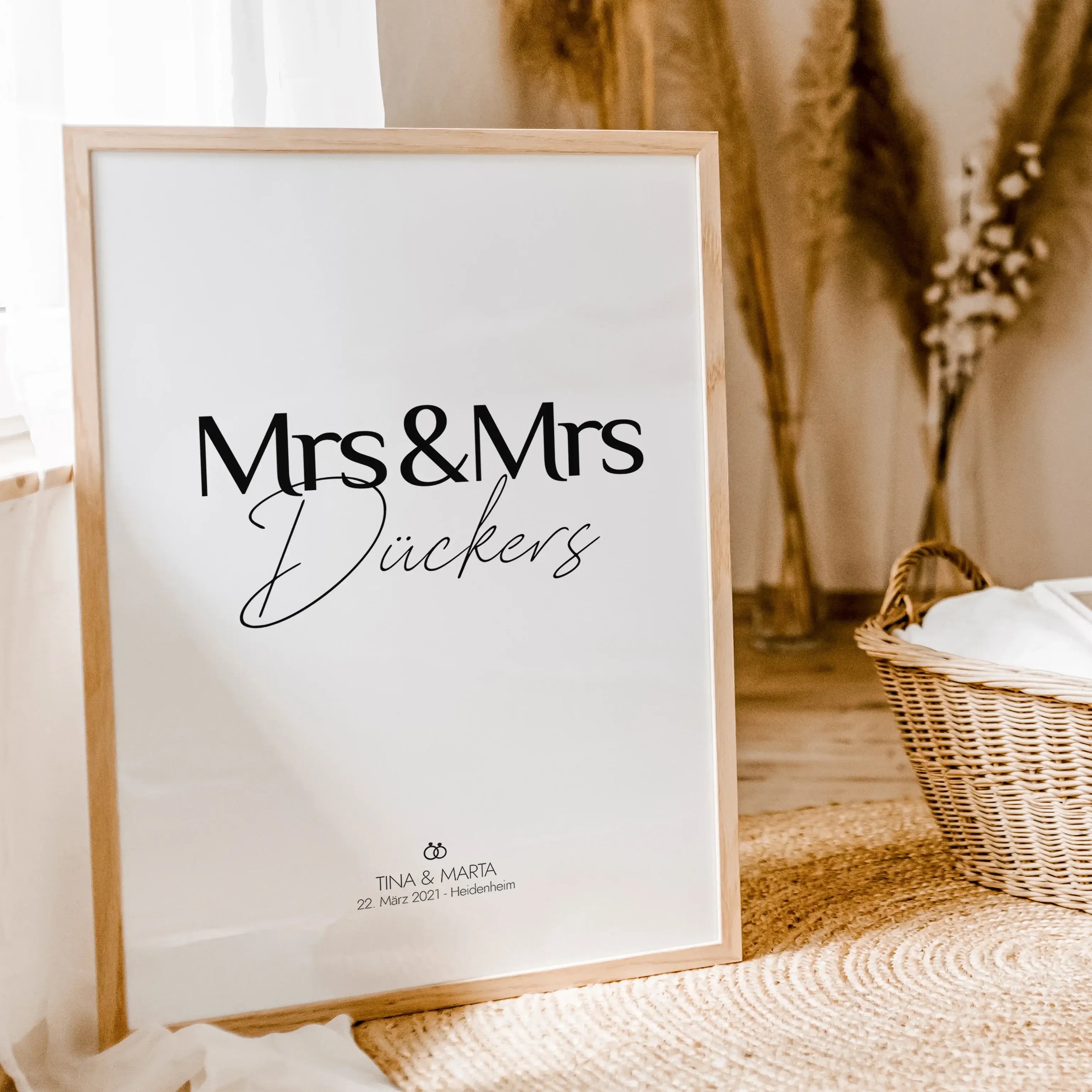 Paar Poster Mrs & Mrs-famprints-Personalisiertes Poster-Stelle deinen Hochzeitstag auf eine ganz besondere Weise vor - mit dem personalisierten Hochzeit Poster Mrs & Mrs. Dieses persönliche Poster kann mit deinem Wunschtext personalisiert werden, was es z