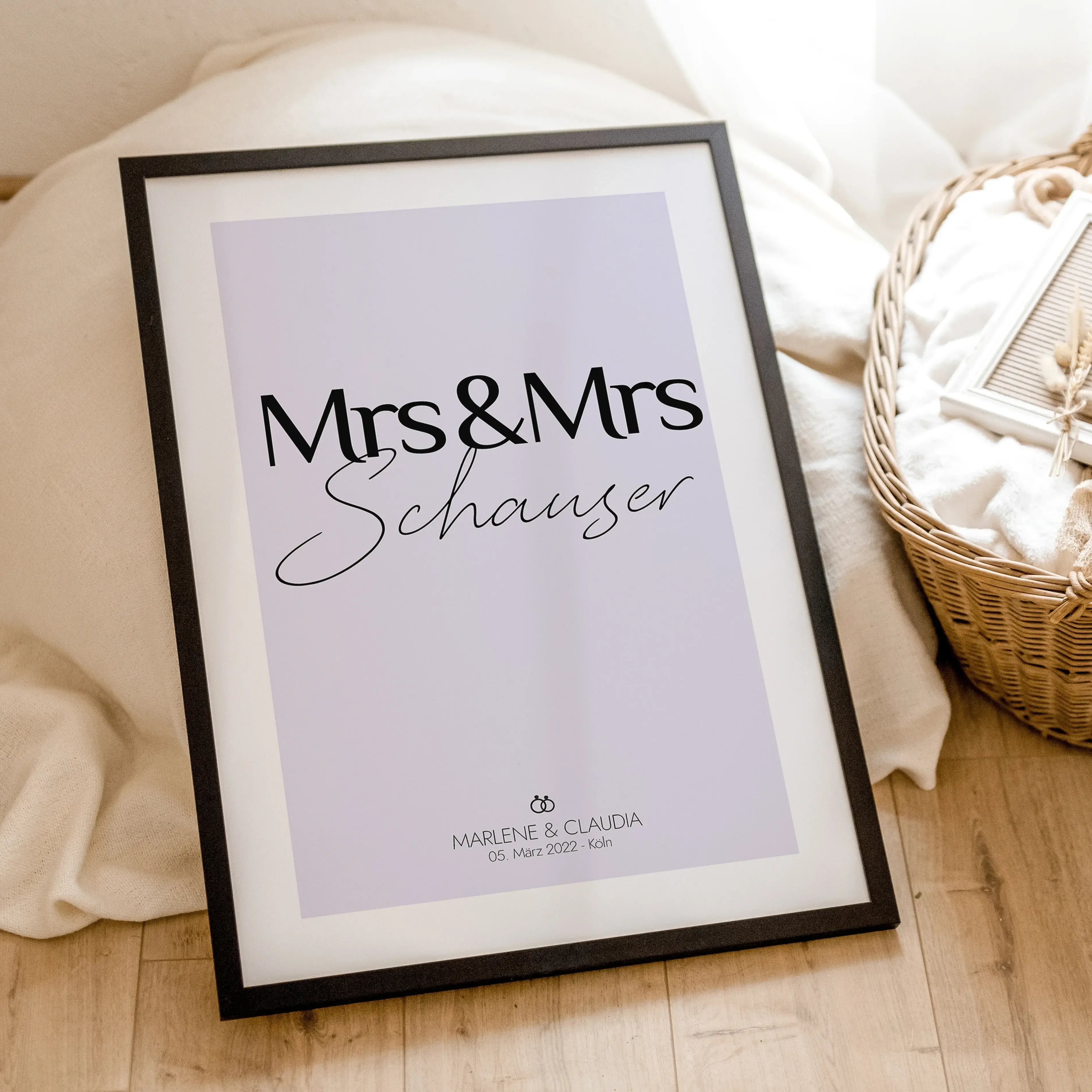 Paar Poster Mrs & Mrs-famprints-Personalisiertes Poster-Stelle deinen Hochzeitstag auf eine ganz besondere Weise vor - mit dem personalisierten Hochzeit Poster Mrs & Mrs. Dieses persönliche Poster kann mit deinem Wunschtext personalisiert werden, was es z