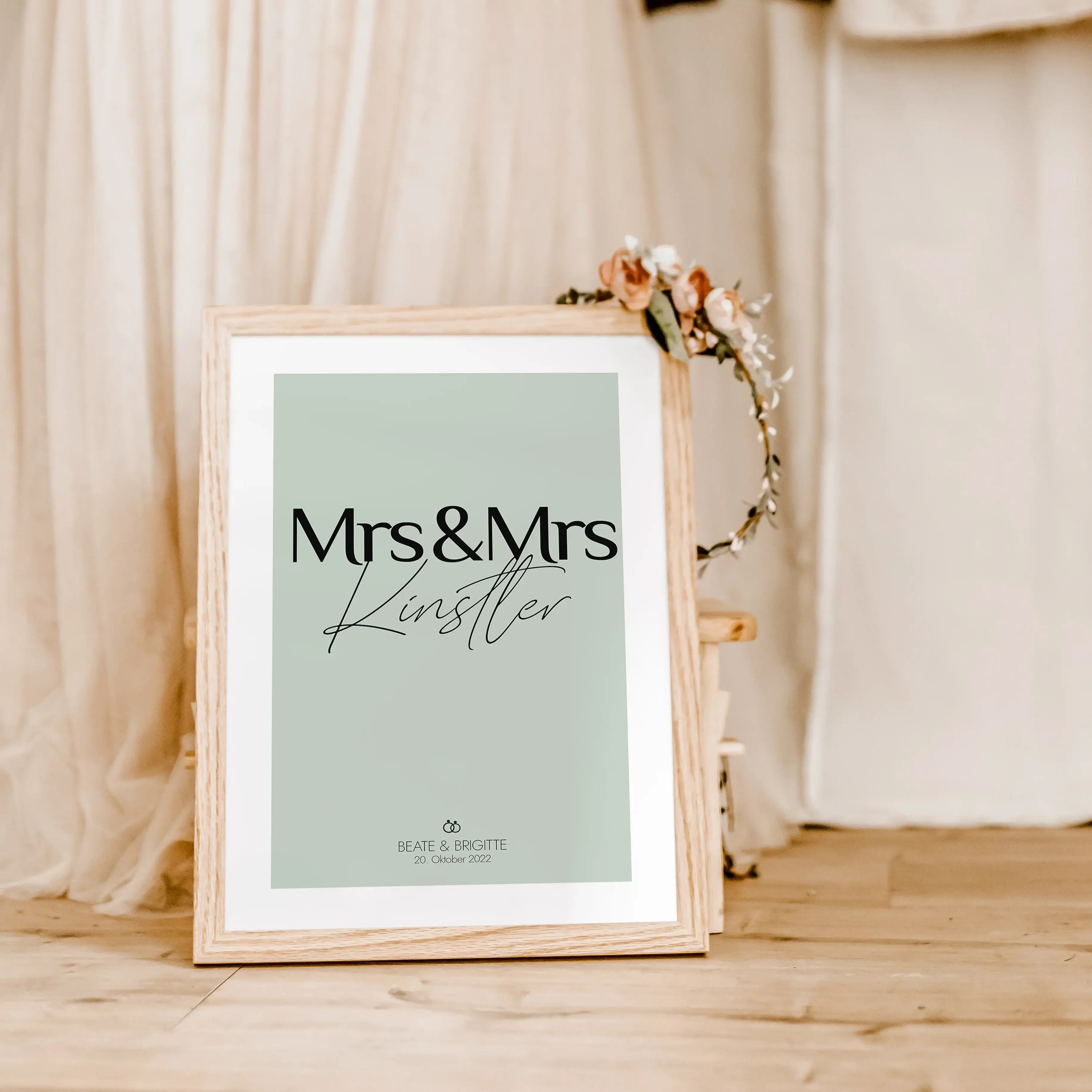 Paar Poster Mrs & Mrs-famprints-Personalisiertes Poster-Stelle deinen Hochzeitstag auf eine ganz besondere Weise vor - mit dem personalisierten Hochzeit Poster Mrs & Mrs. Dieses persönliche Poster kann mit deinem Wunschtext personalisiert werden, was es z