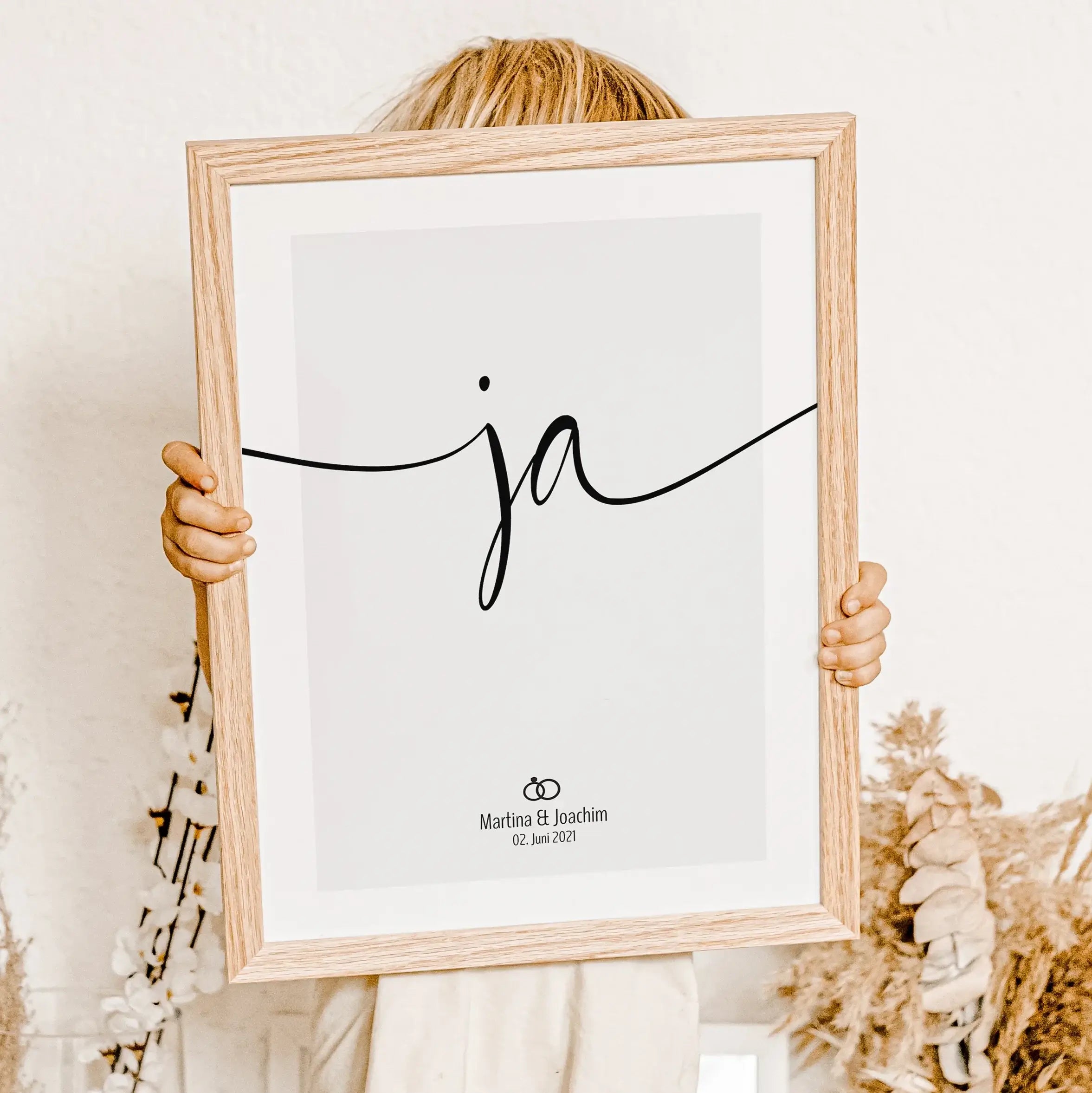 Ja Poster-famprints-Personalisiertes Poster-Auf dem 'Ja' Hochzeit Poster findest du in schwungvoller Schrift den 'ja' Schriftzug. Das Ja Wort Poster steht symbolisch für die Ehe, die Liebe des Lebens, ein Versprechen für die Ewigkeit. Das Hochzeit Bild lä