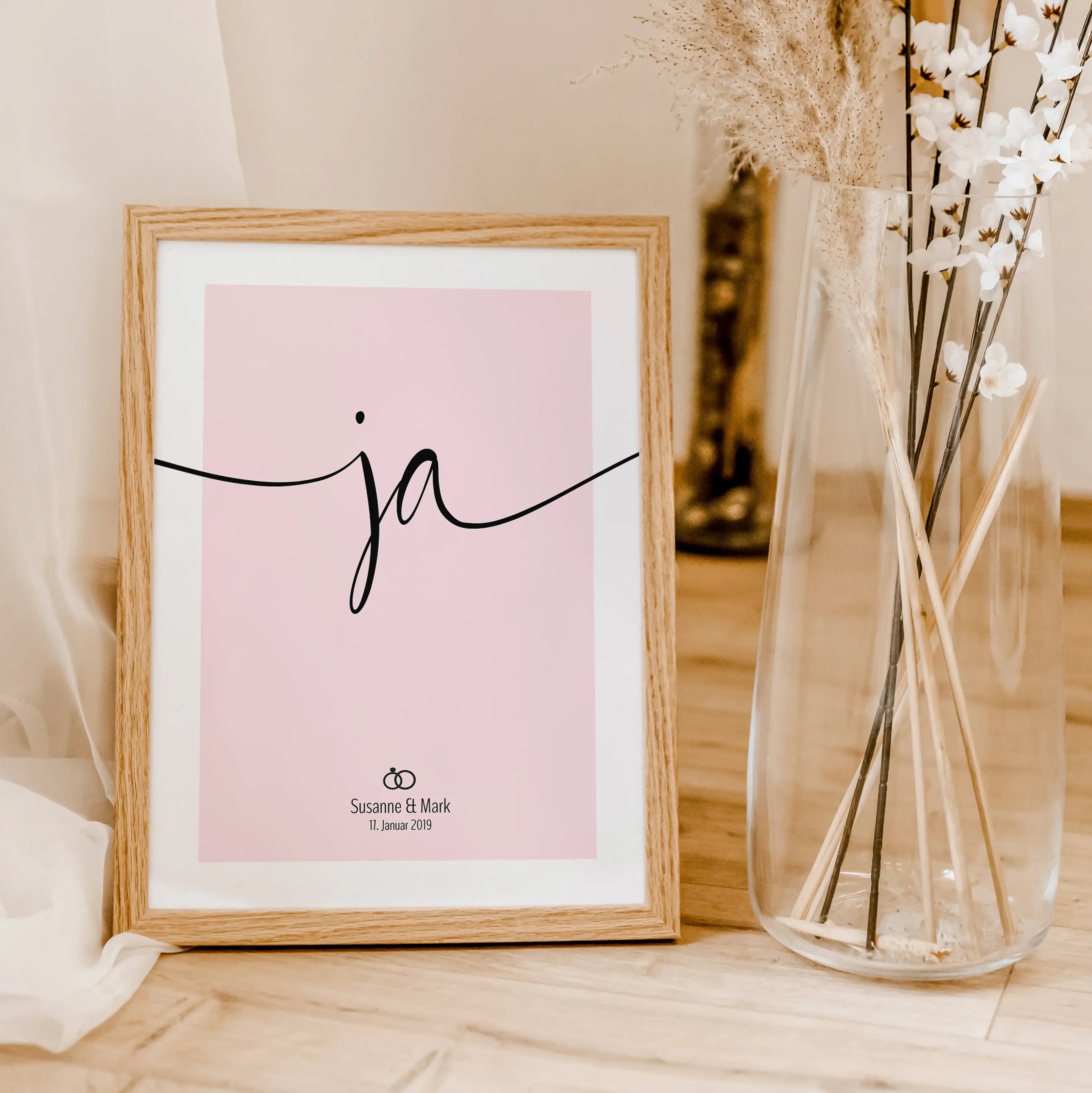 Ja Poster-famprints-Personalisiertes Poster-Auf dem 'Ja' Hochzeit Poster findest du in schwungvoller Schrift den 'ja' Schriftzug. Das Ja Wort Poster steht symbolisch für die Ehe, die Liebe des Lebens, ein Versprechen für die Ewigkeit. Das Hochzeit Bild lä
