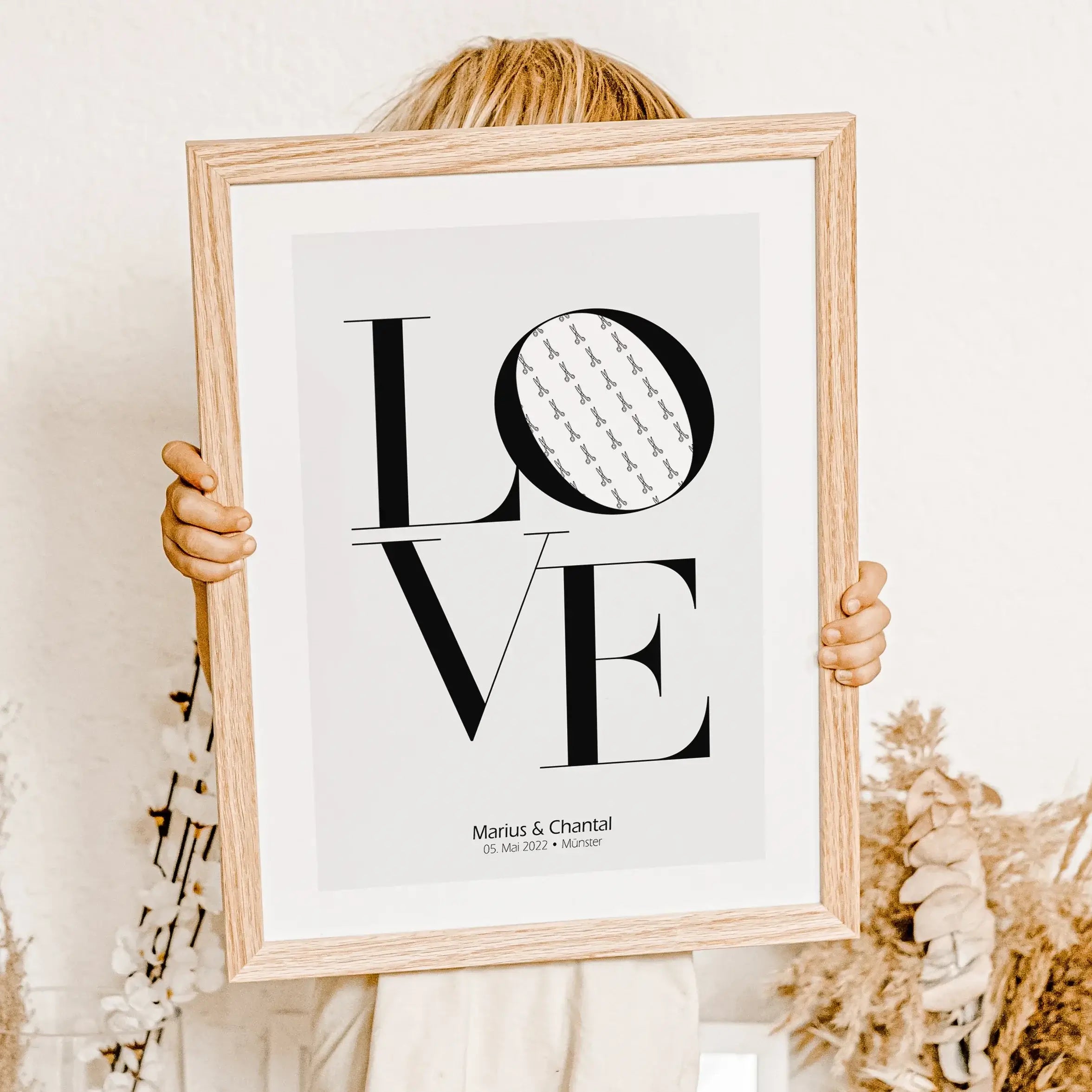 Geldgeschenk Poster Love-famprints-Personalisiertes Poster-Das Geldgeschenk Love ist das perfekte Geschenk zur Hochzeit. Das Poster mit dem Love Schriftzug bietet eine kreative Möglichkeit, Geld zu verschenken. Hinter dem O kann das Geld versteckt werden,