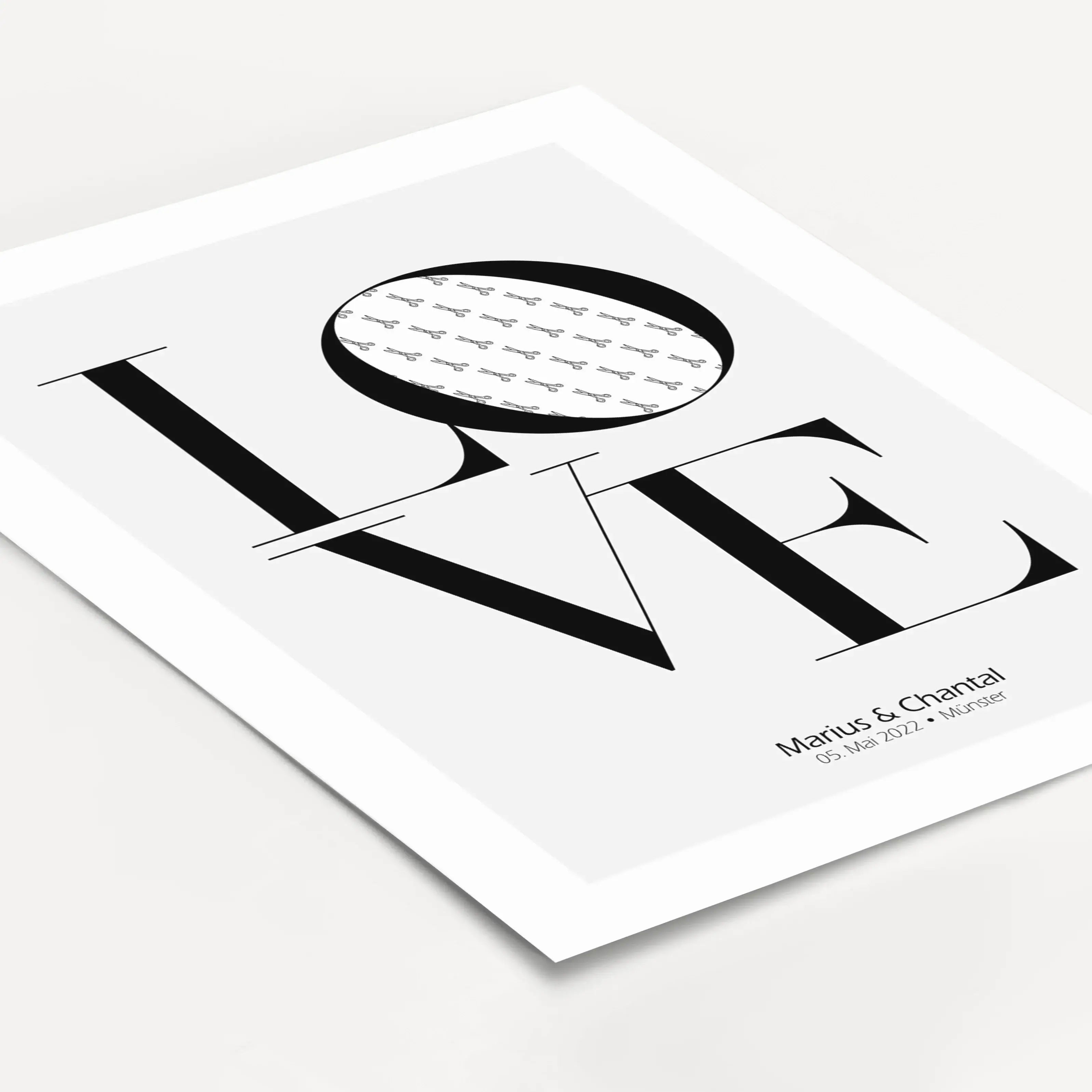 Geldgeschenk Poster Love-famprints-Personalisiertes Poster-Das Geldgeschenk Love ist das perfekte Geschenk zur Hochzeit. Das Poster mit dem Love Schriftzug bietet eine kreative Möglichkeit, Geld zu verschenken. Hinter dem O kann das Geld versteckt werden,