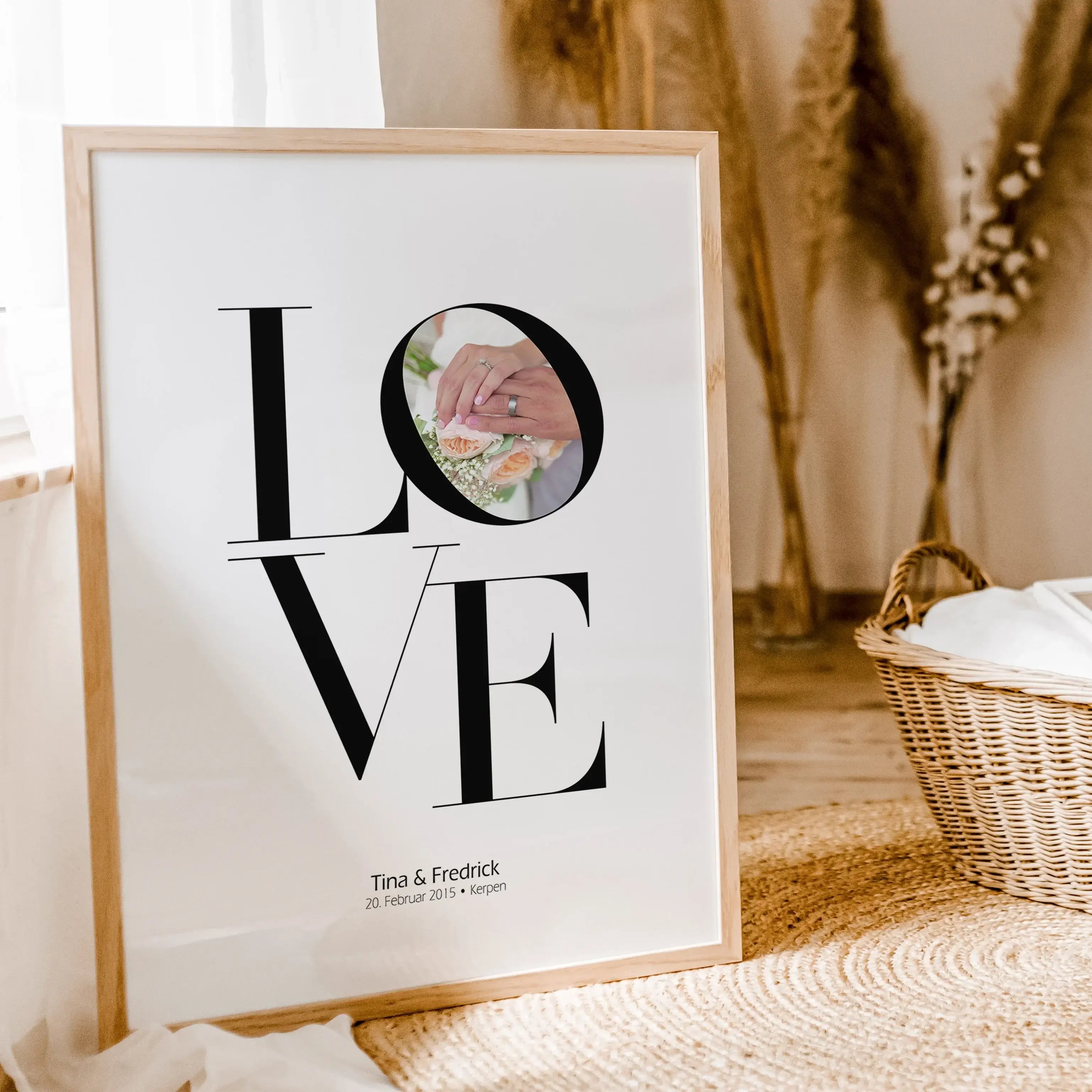 Geldgeschenk Poster Love-famprints-Personalisiertes Poster-Das Geldgeschenk Love ist das perfekte Geschenk zur Hochzeit. Das Poster mit dem Love Schriftzug bietet eine kreative Möglichkeit, Geld zu verschenken. Hinter dem O kann das Geld versteckt werden,