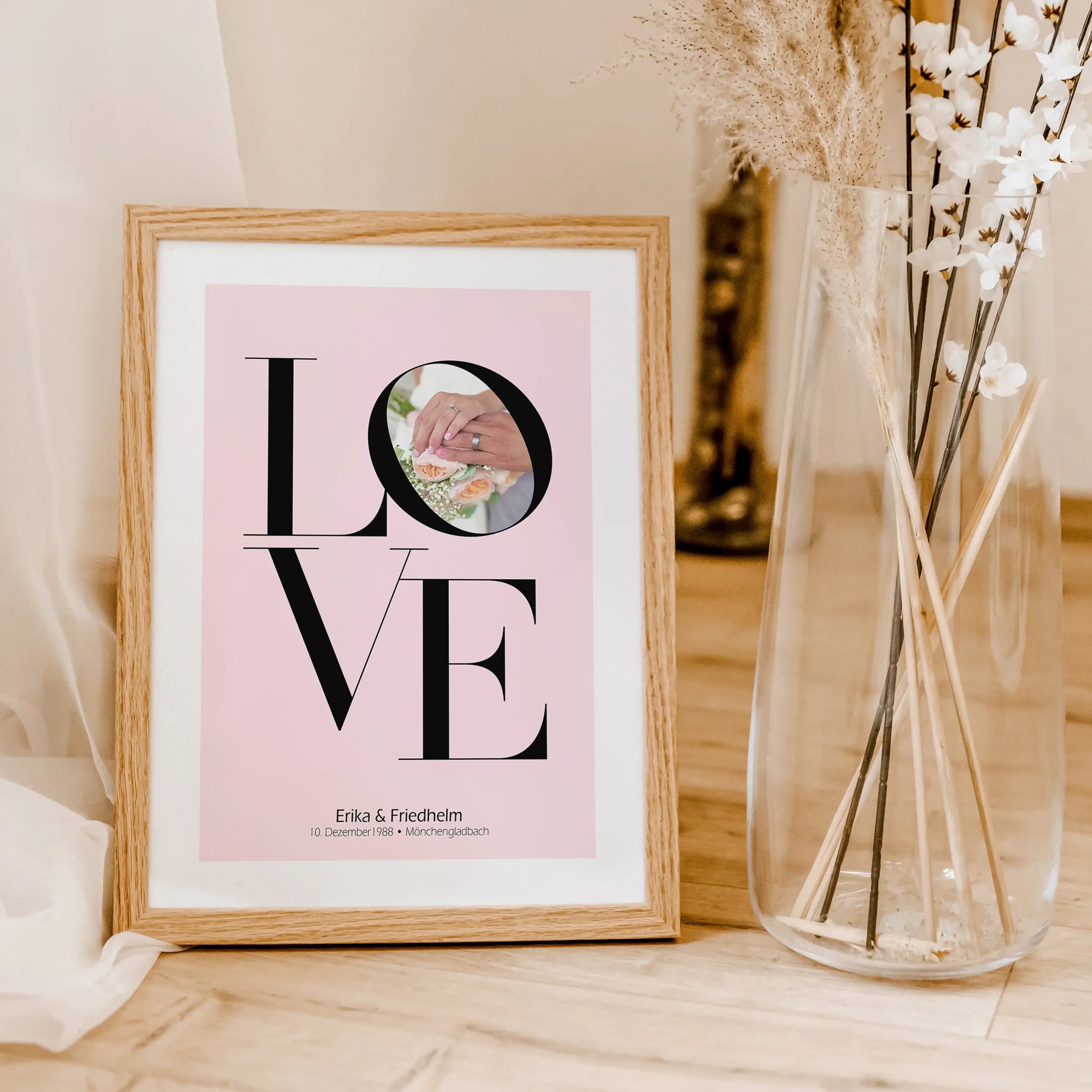 Geldgeschenk Poster Love-famprints-Personalisiertes Poster-Das Geldgeschenk Love ist das perfekte Geschenk zur Hochzeit. Das Poster mit dem Love Schriftzug bietet eine kreative Möglichkeit, Geld zu verschenken. Hinter dem O kann das Geld versteckt werden,