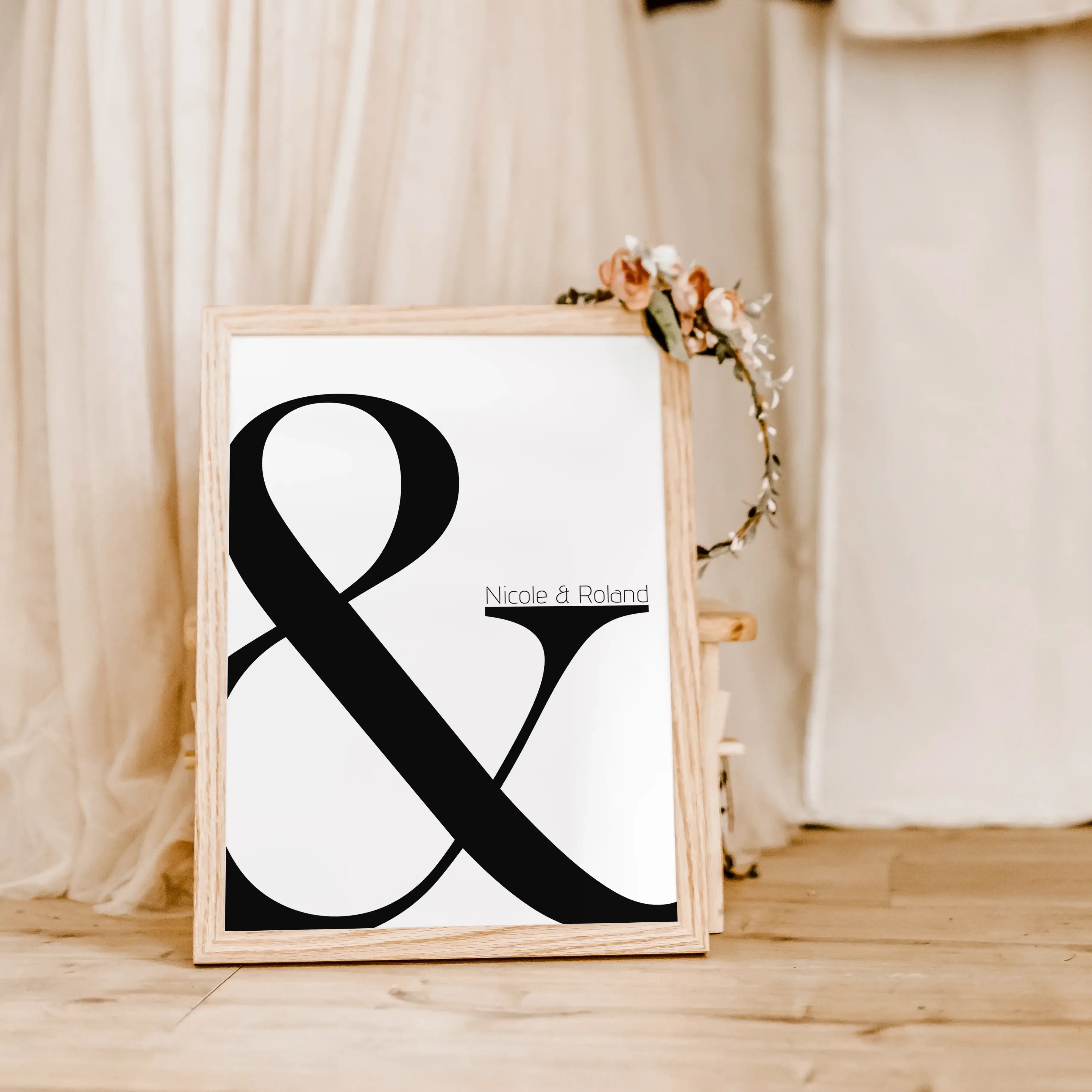 Und Poster-famprints-Personalisiertes Poster-Unser personalisiertes Und Poster ist da! Gestalte ein wunderschönes, bedeutungsvolles Kunstwerk für dein Zuhause, das die Namen von dir und deinem Partner trägt. Dieses personalisierte Poster eignet sich perfe