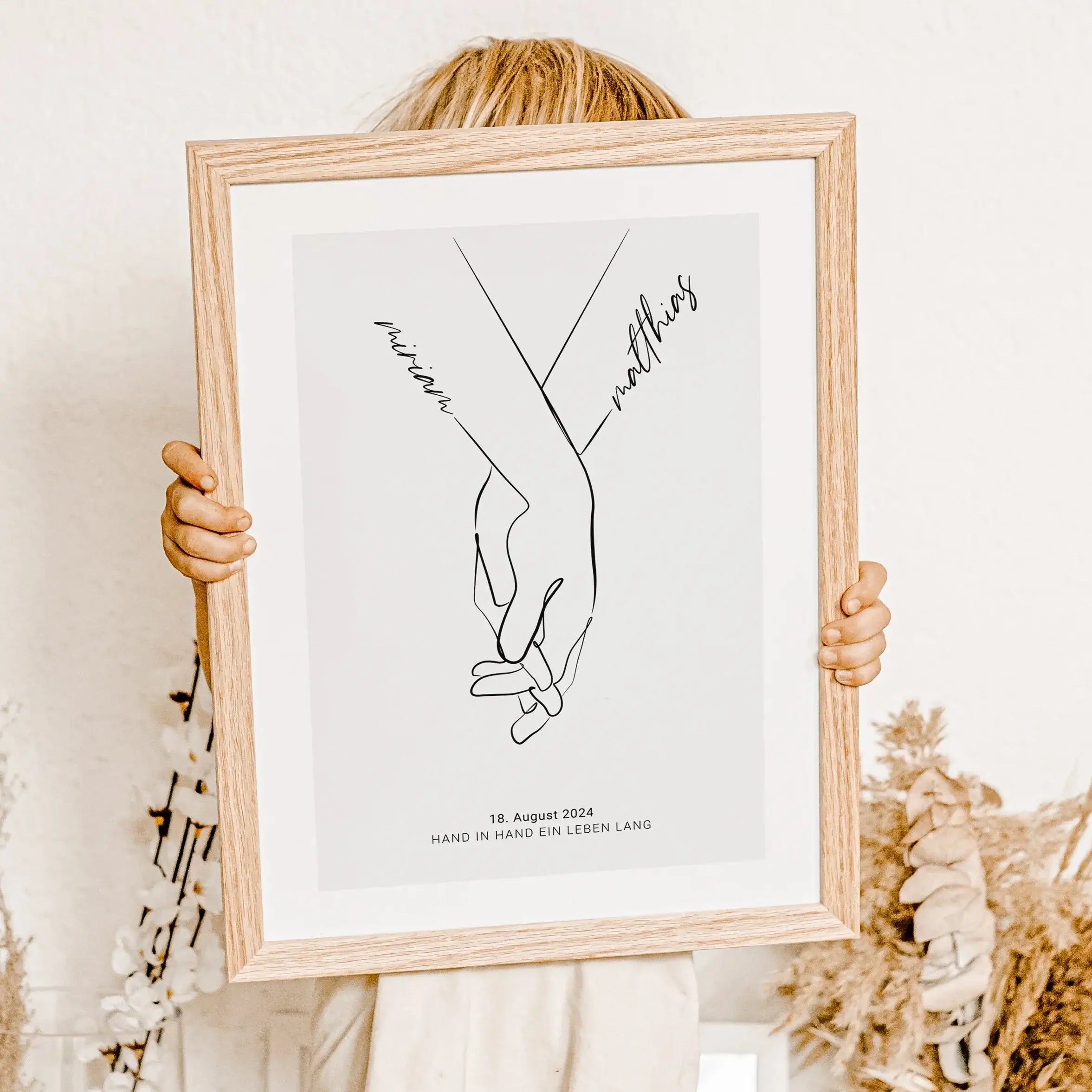 Poster 'Hand in Hand'-famprints-Personalisiertes Poster-Entdecke das einzigartige Hochzeitsposter 'Hand in Hand'! Personalisierbar mit den Vornamen des Brautpaars, ist dieses Poster das ideale Geschenk für frisch vermählte Paare. Gestalte es ganz einfach