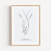 Poster 'Hand in Hand'-Personalisiertes Poster-famprints-Das Poster „Hand in Hand“ ist eine persönliche Art, Liebe sichtbar zu machen. Zwei ineinandergreifende Hände, gezeichnet, kombiniert mit euren Vornamen und einem besonderen Datum, erzählen eure Gesch