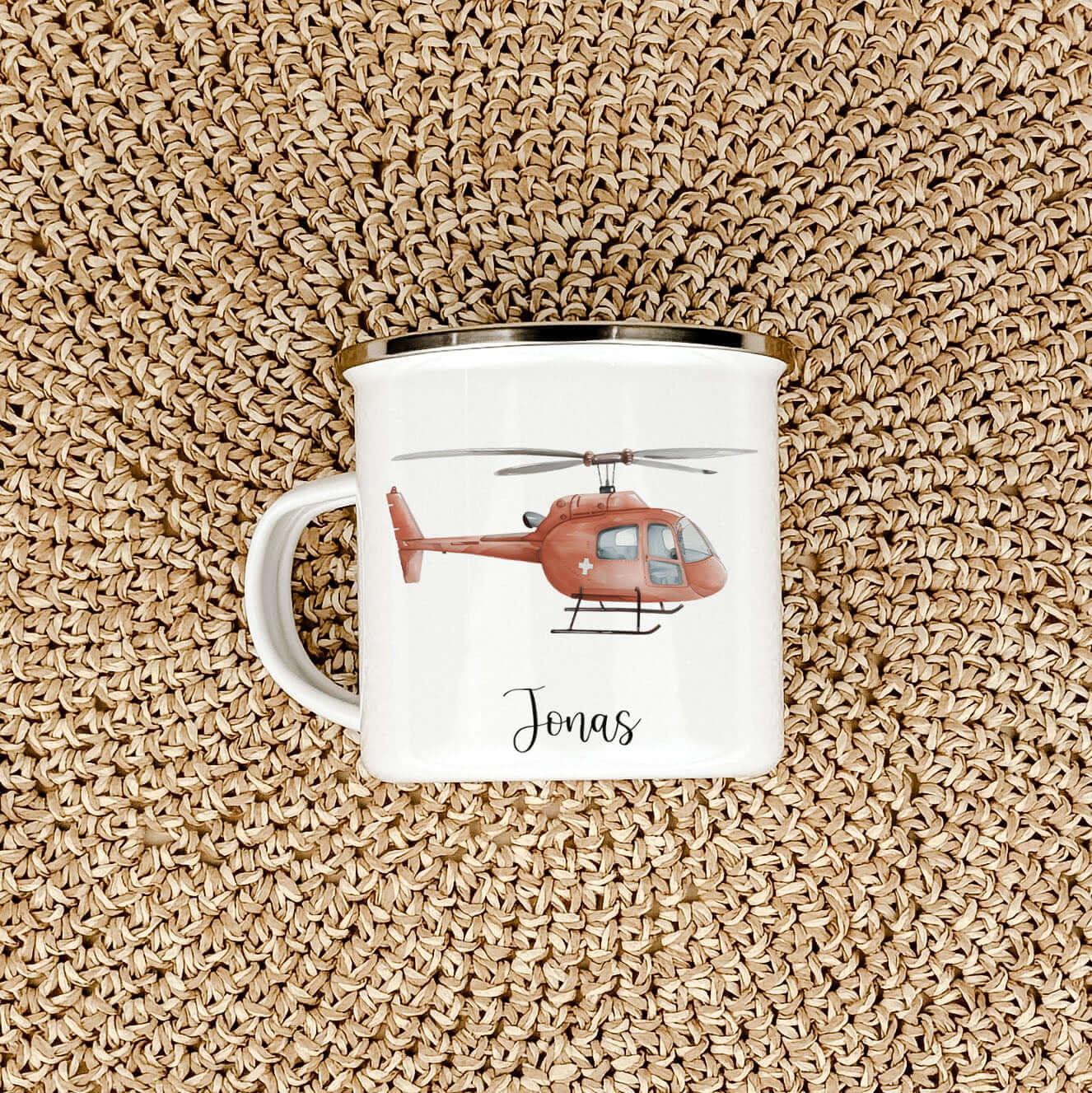 Emaille Tasse Hubschrauber-famprints-Emaille Tasse-Entdecke die bezaubernde Emaille Tasse Hubschrauber, die nicht nur praktisch ist, sondern auch ein Lächeln auf die Gesichter deiner Kinder zaubert. Diese Emaille Tasse personalisiert mit dem Namen deines