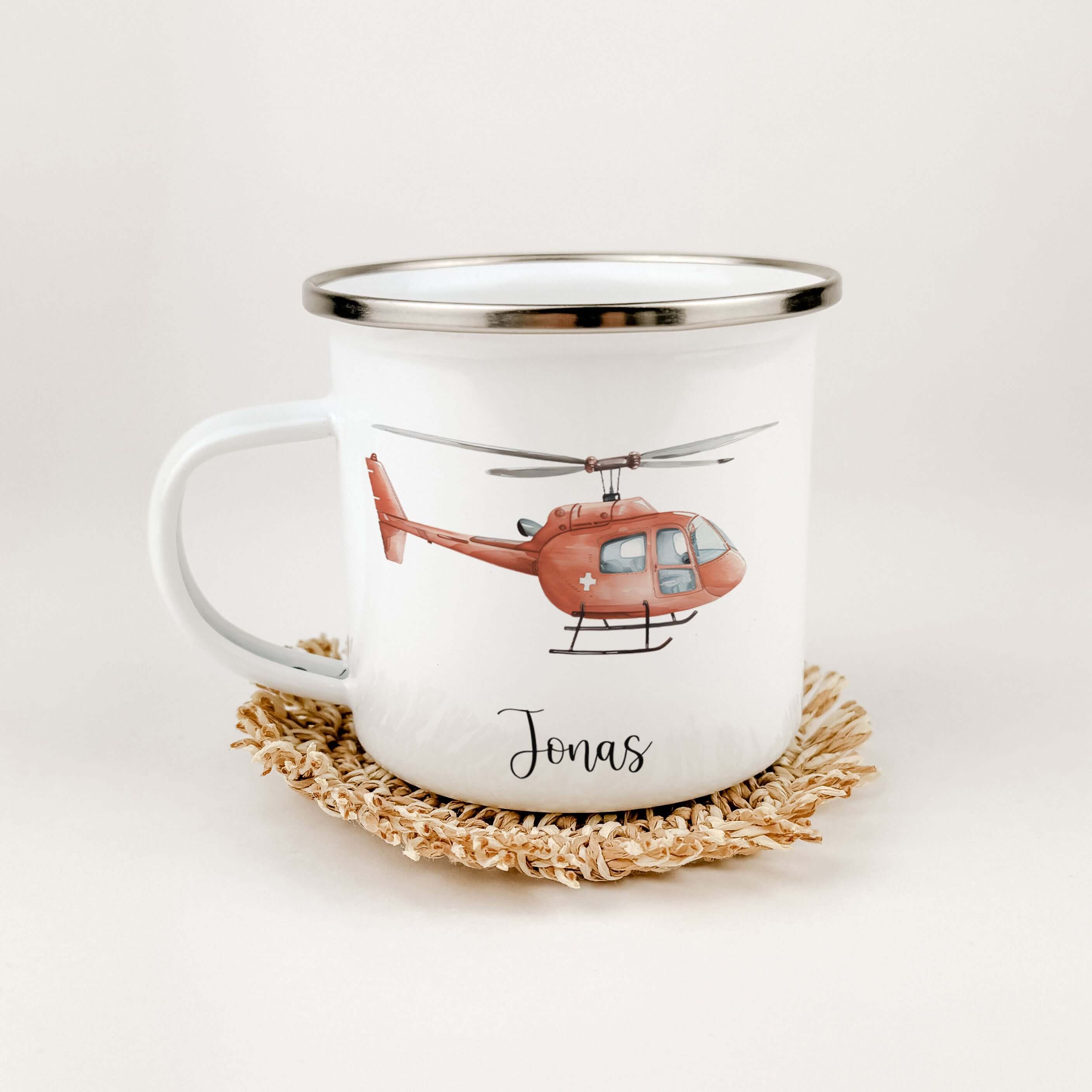 Emaille Tasse Hubschrauber-famprints-Emaille Tasse-Entdecke die bezaubernde Emaille Tasse Hubschrauber, die nicht nur praktisch ist, sondern auch ein Lächeln auf die Gesichter deiner Kinder zaubert. Diese Emaille Tasse personalisiert mit dem Namen deines
