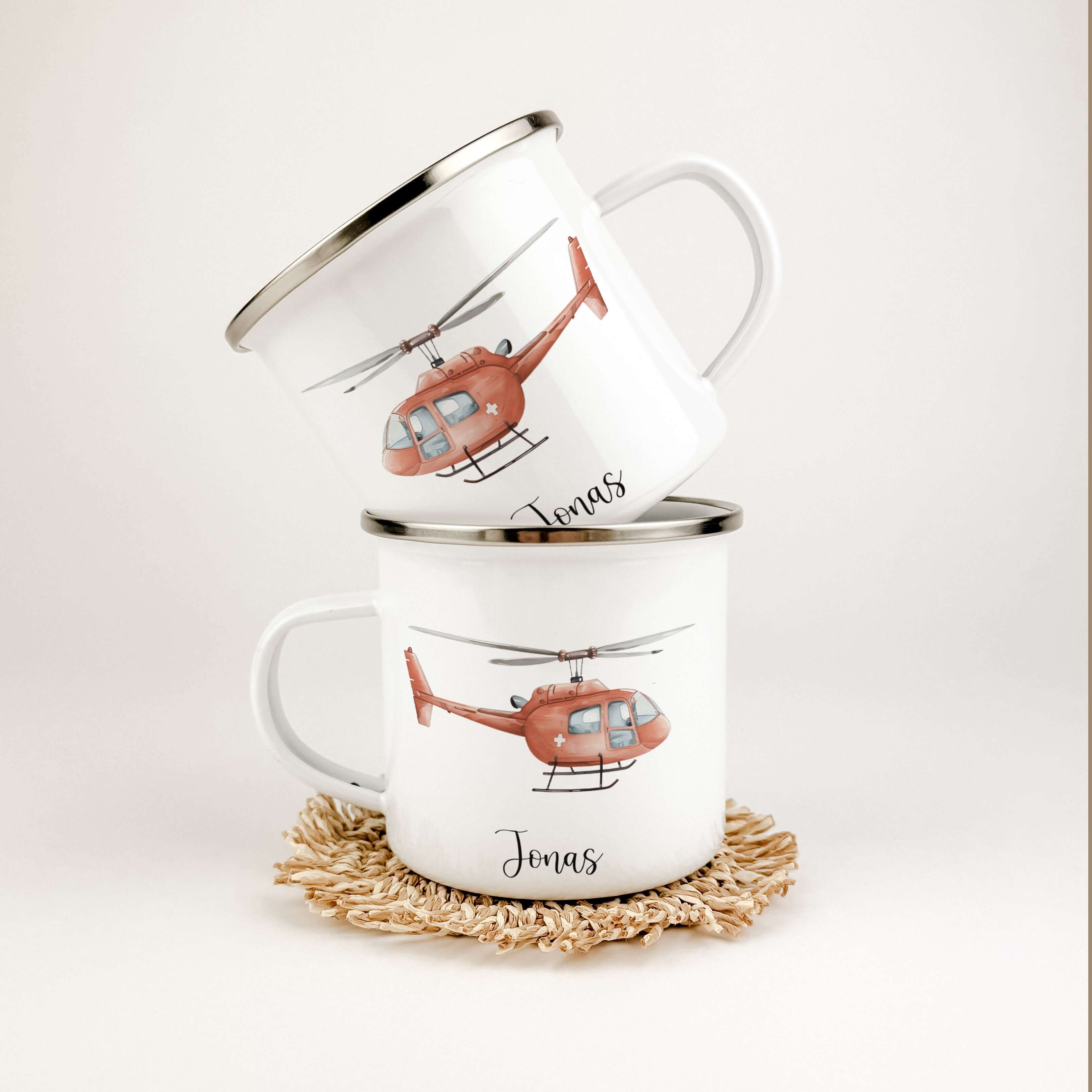 Emaille Tasse Hubschrauber-famprints-Emaille Tasse-Entdecke die bezaubernde Emaille Tasse Hubschrauber, die nicht nur praktisch ist, sondern auch ein Lächeln auf die Gesichter deiner Kinder zaubert. Diese Emaille Tasse personalisiert mit dem Namen deines
