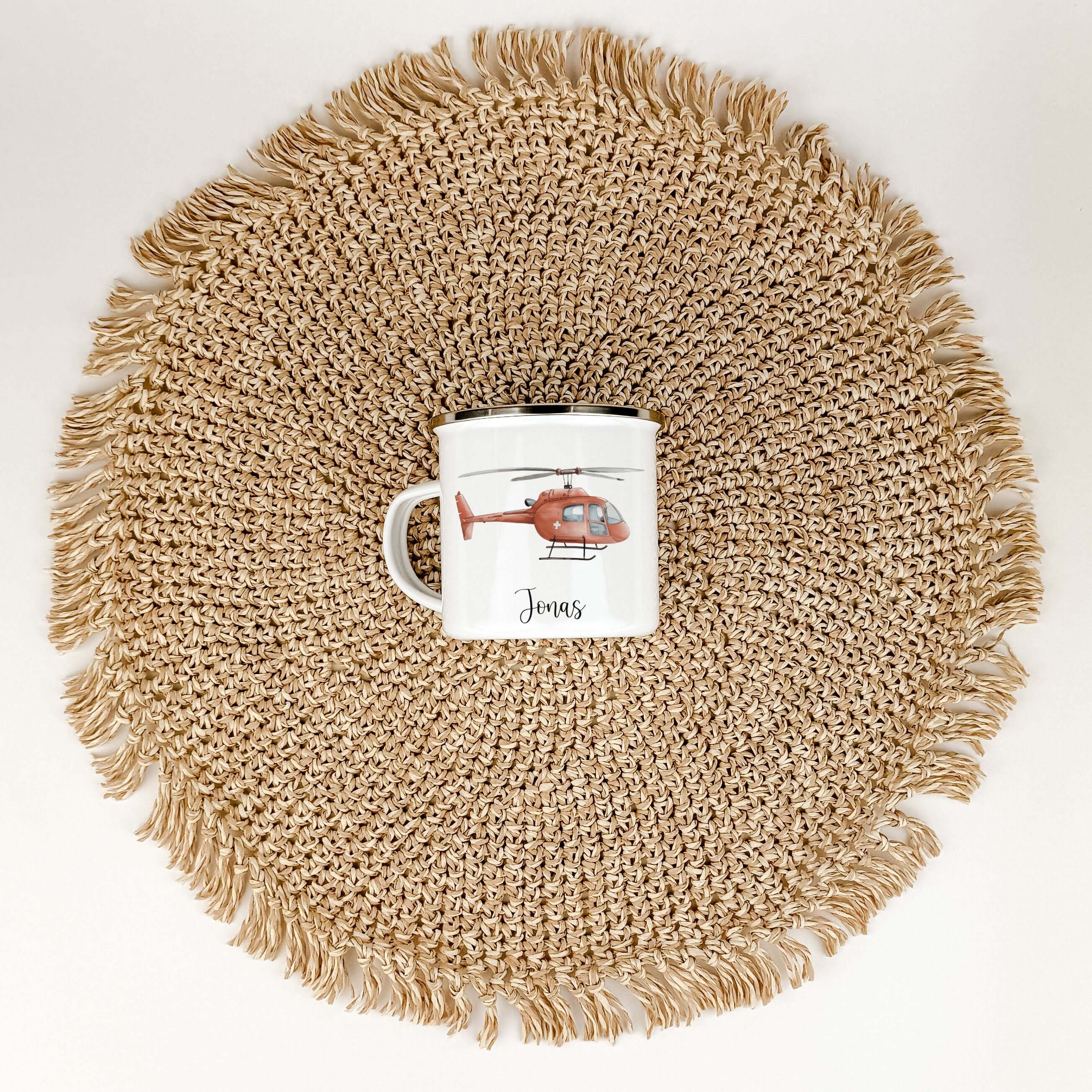 Emaille Tasse Hubschrauber-famprints-Emaille Tasse-Entdecke die bezaubernde Emaille Tasse Hubschrauber, die nicht nur praktisch ist, sondern auch ein Lächeln auf die Gesichter deiner Kinder zaubert. Diese Emaille Tasse personalisiert mit dem Namen deines