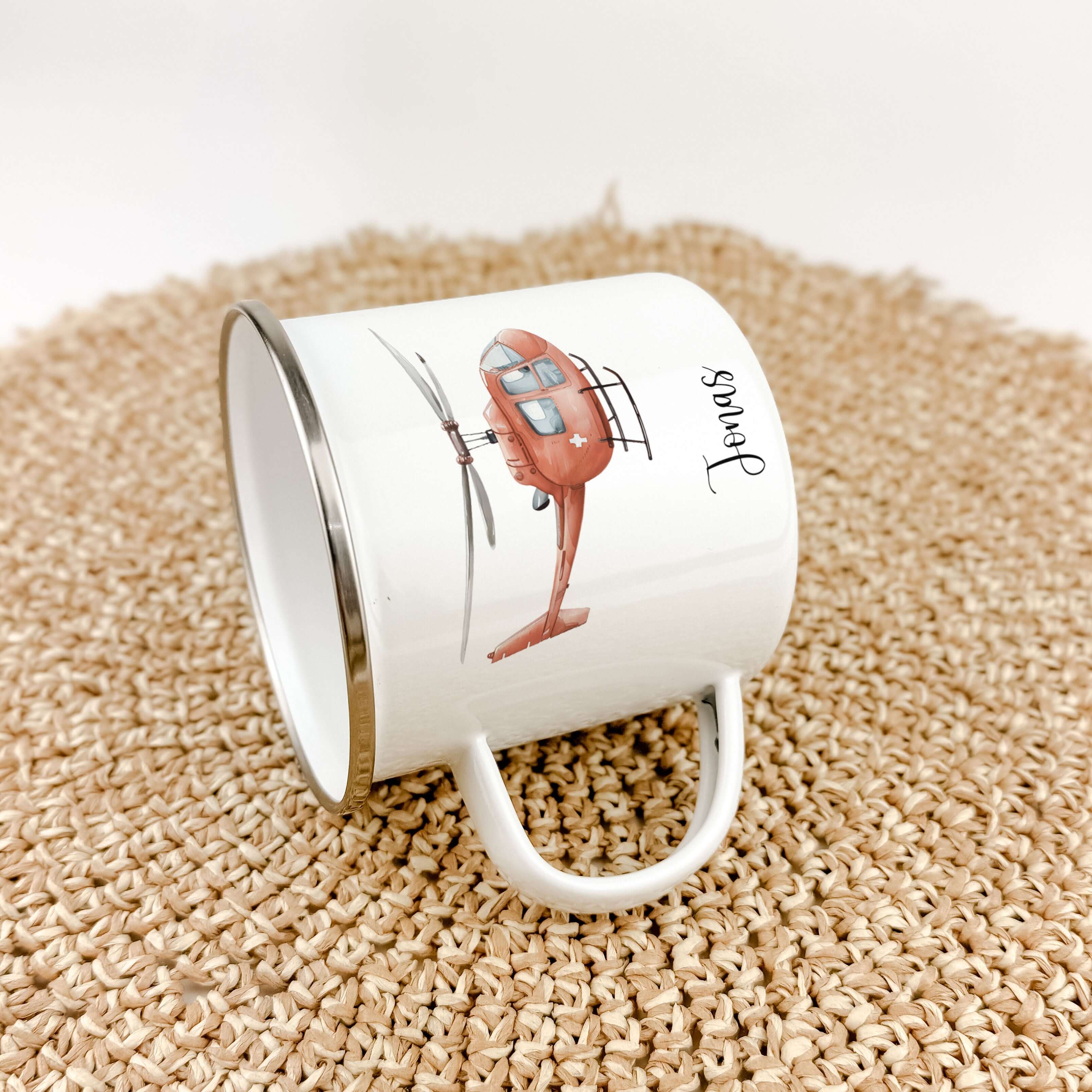 Emaille Tasse Hubschrauber-famprints-Emaille Tasse-Entdecke die bezaubernde Emaille Tasse Hubschrauber, die nicht nur praktisch ist, sondern auch ein Lächeln auf die Gesichter deiner Kinder zaubert. Diese Emaille Tasse personalisiert mit dem Namen deines