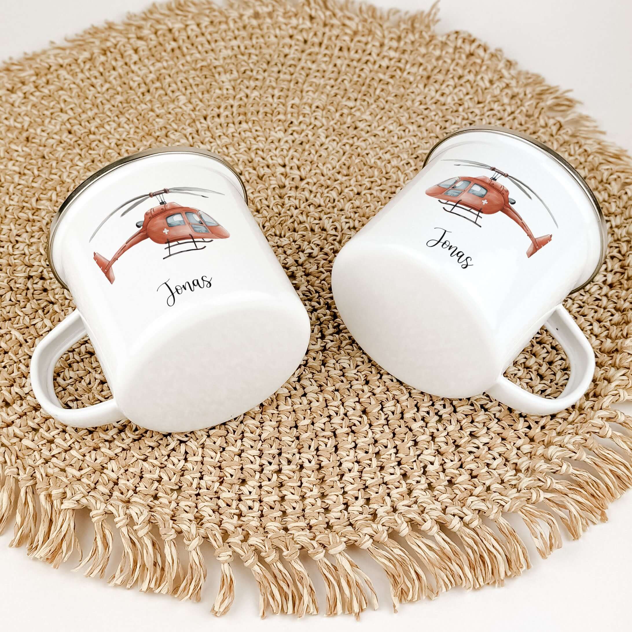 Emaille Tasse Hubschrauber-famprints-Emaille Tasse-Entdecke die bezaubernde Emaille Tasse Hubschrauber, die nicht nur praktisch ist, sondern auch ein Lächeln auf die Gesichter deiner Kinder zaubert. Diese Emaille Tasse personalisiert mit dem Namen deines