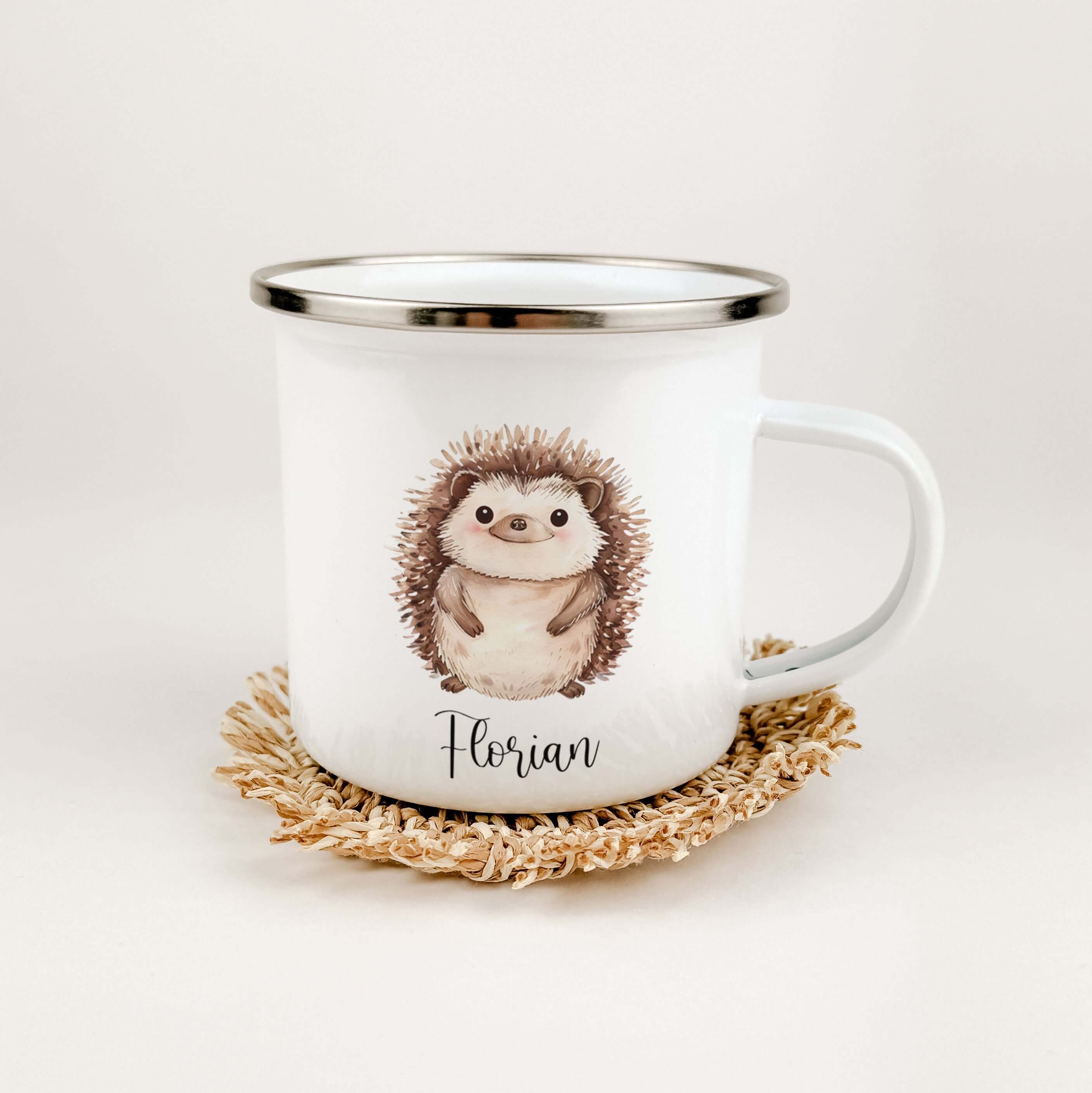 Emaille Tasse Igel-famprints-Emaille Tasse-Entdecke die zauberhafte Emaille Tasse mit einem liebevoll gestalteten Igel in Aquarell-Optik – das perfekte Geschenk, um deinen Kleinen ein Lächeln ins Gesicht zu zaubern! Diese Tasse vereint Funktionalität und