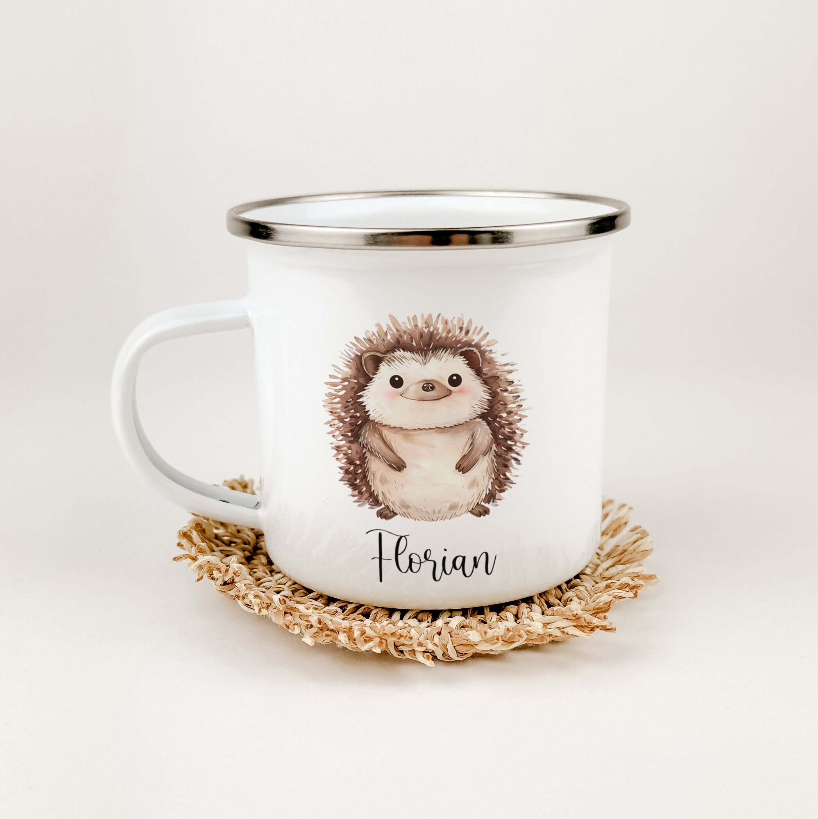 Emaille Tasse Igel-famprints-Emaille Tasse-Entdecke die zauberhafte Emaille Tasse mit einem liebevoll gestalteten Igel in Aquarell-Optik – das perfekte Geschenk, um deinen Kleinen ein Lächeln ins Gesicht zu zaubern! Diese Tasse vereint Funktionalität und