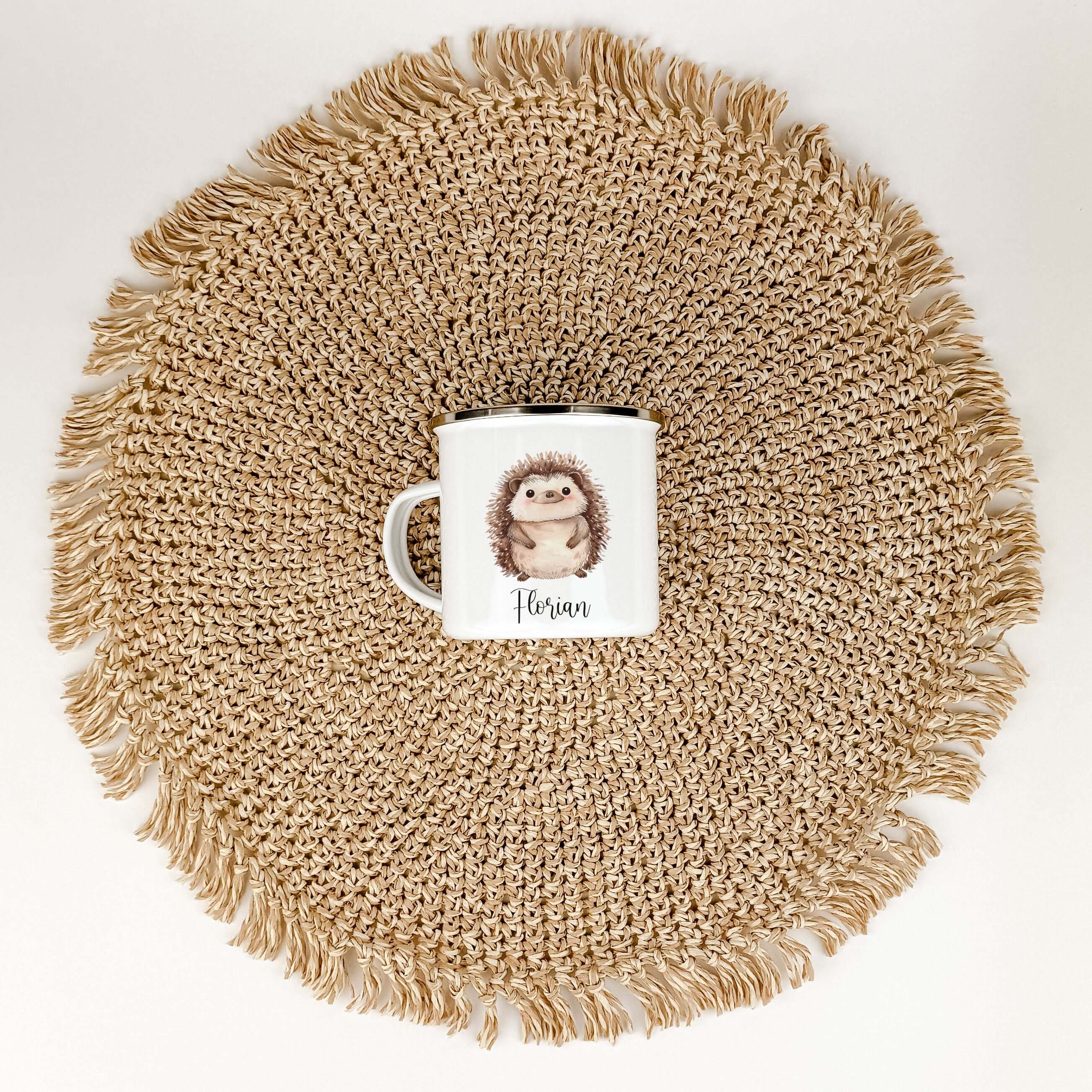 Emaille Tasse Igel-famprints-Emaille Tasse-Entdecke die zauberhafte Emaille Tasse mit einem liebevoll gestalteten Igel in Aquarell-Optik – das perfekte Geschenk, um deinen Kleinen ein Lächeln ins Gesicht zu zaubern! Diese Tasse vereint Funktionalität und