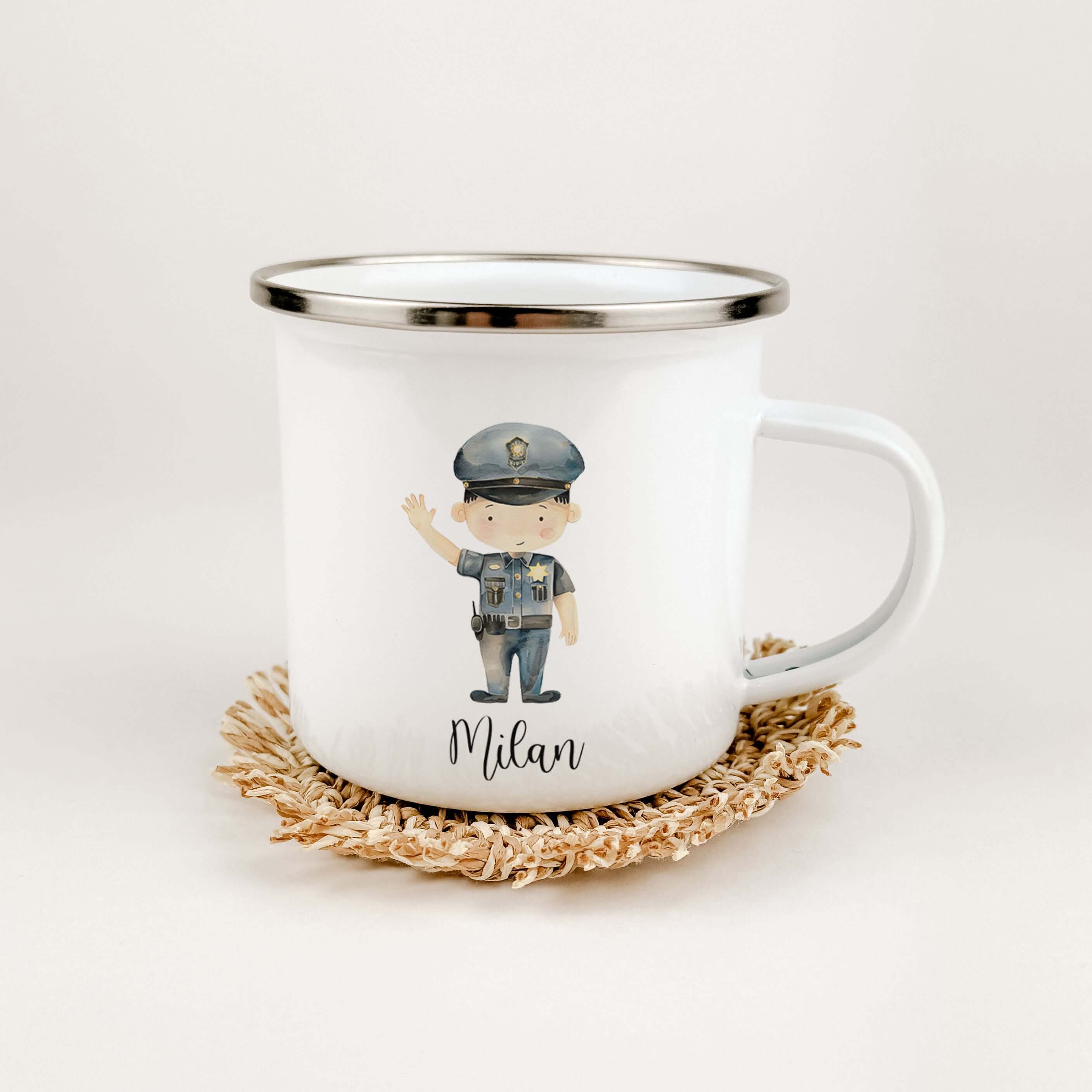 Emaille Tasse Polizist-famprints-Emaille Tasse-Entdecke die perfekte Emaille Tasse für kleine Polizisten-Fans, die nicht nur praktisch, sondern auch ein liebevolles Geschenk ist! Diese personalisierte Tasse bringt strahlende Augen und Freude in den Alltag