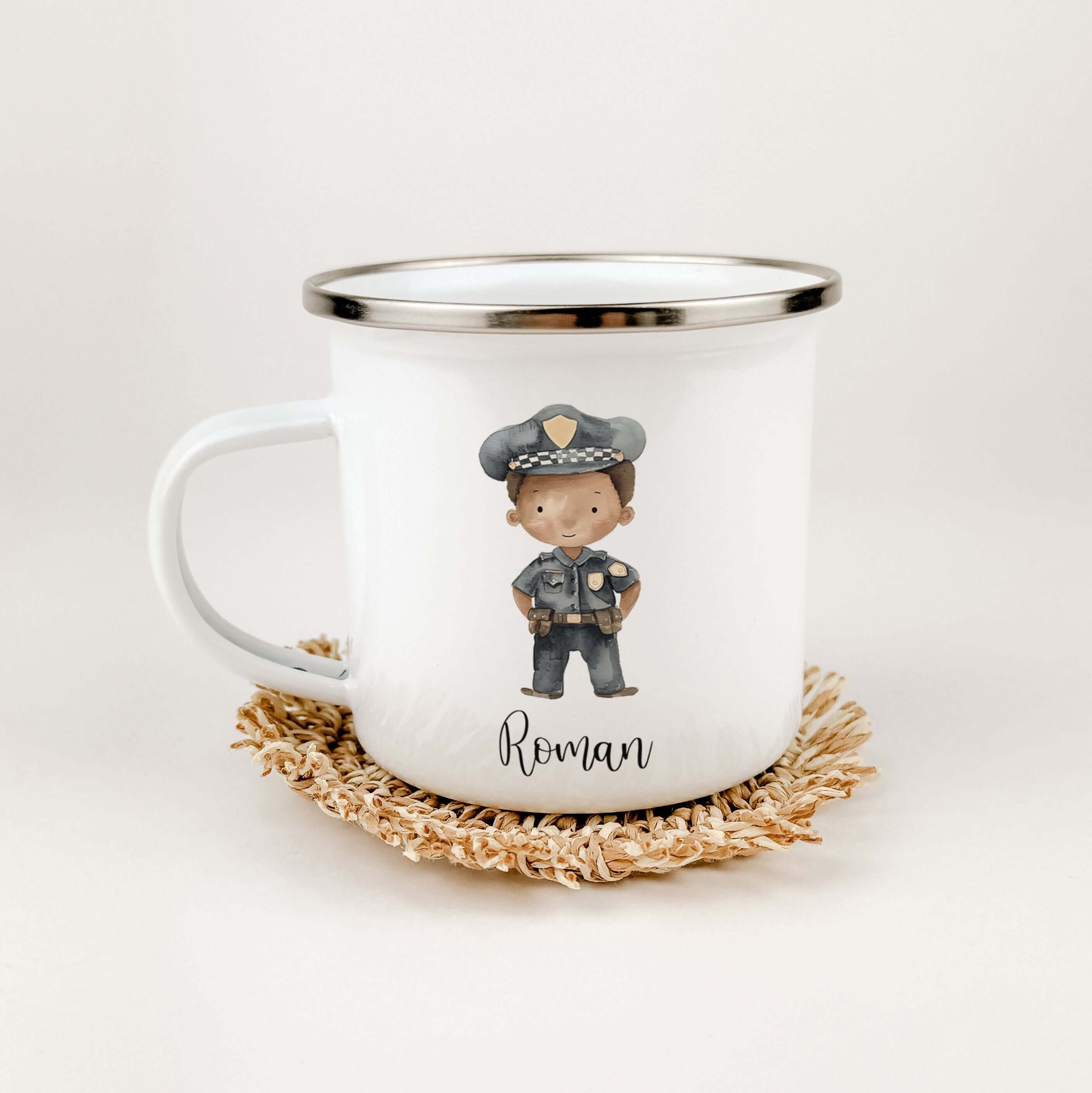 Emaille Tasse Polizist-famprints-Emaille Tasse-Entdecke die perfekte Emaille Tasse für kleine Polizisten-Fans, die nicht nur praktisch, sondern auch ein liebevolles Geschenk ist! Diese personalisierte Tasse bringt strahlende Augen und Freude in den Alltag
