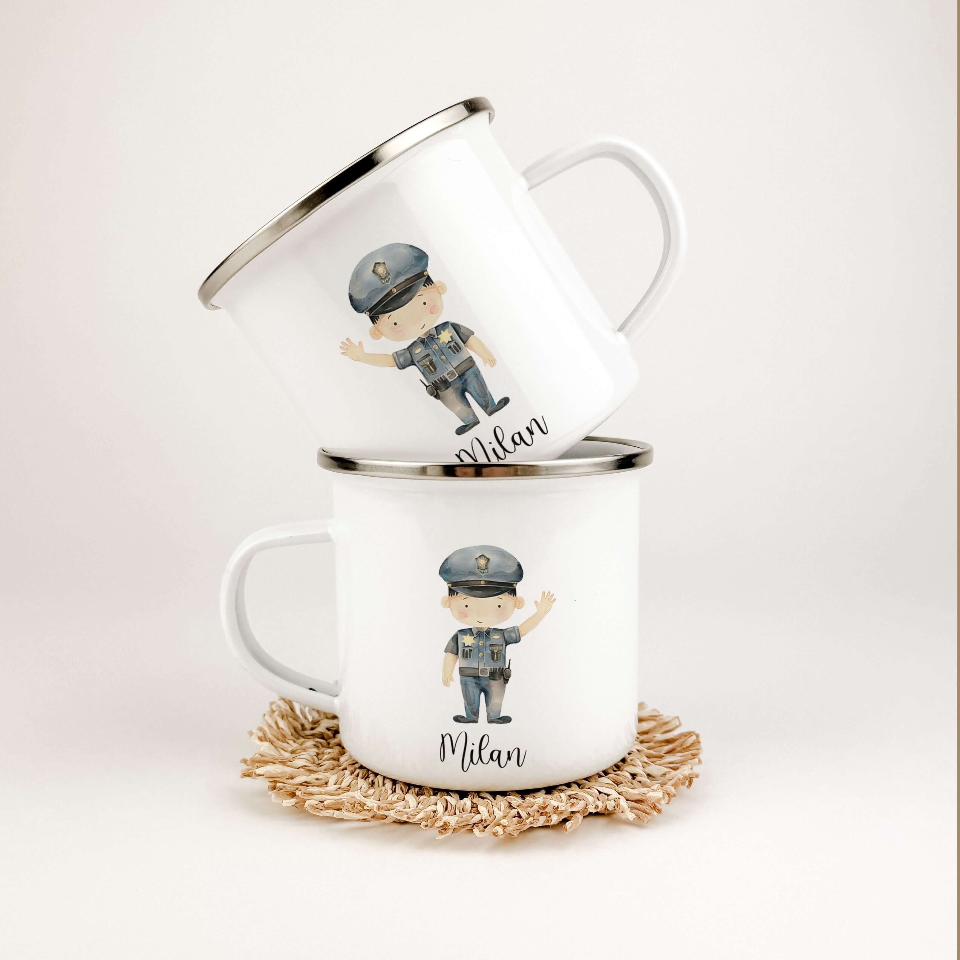 Emaille Tasse Polizist-famprints-Emaille Tasse-Entdecke die perfekte Emaille Tasse für kleine Polizisten-Fans, die nicht nur praktisch, sondern auch ein liebevolles Geschenk ist! Diese personalisierte Tasse bringt strahlende Augen und Freude in den Alltag