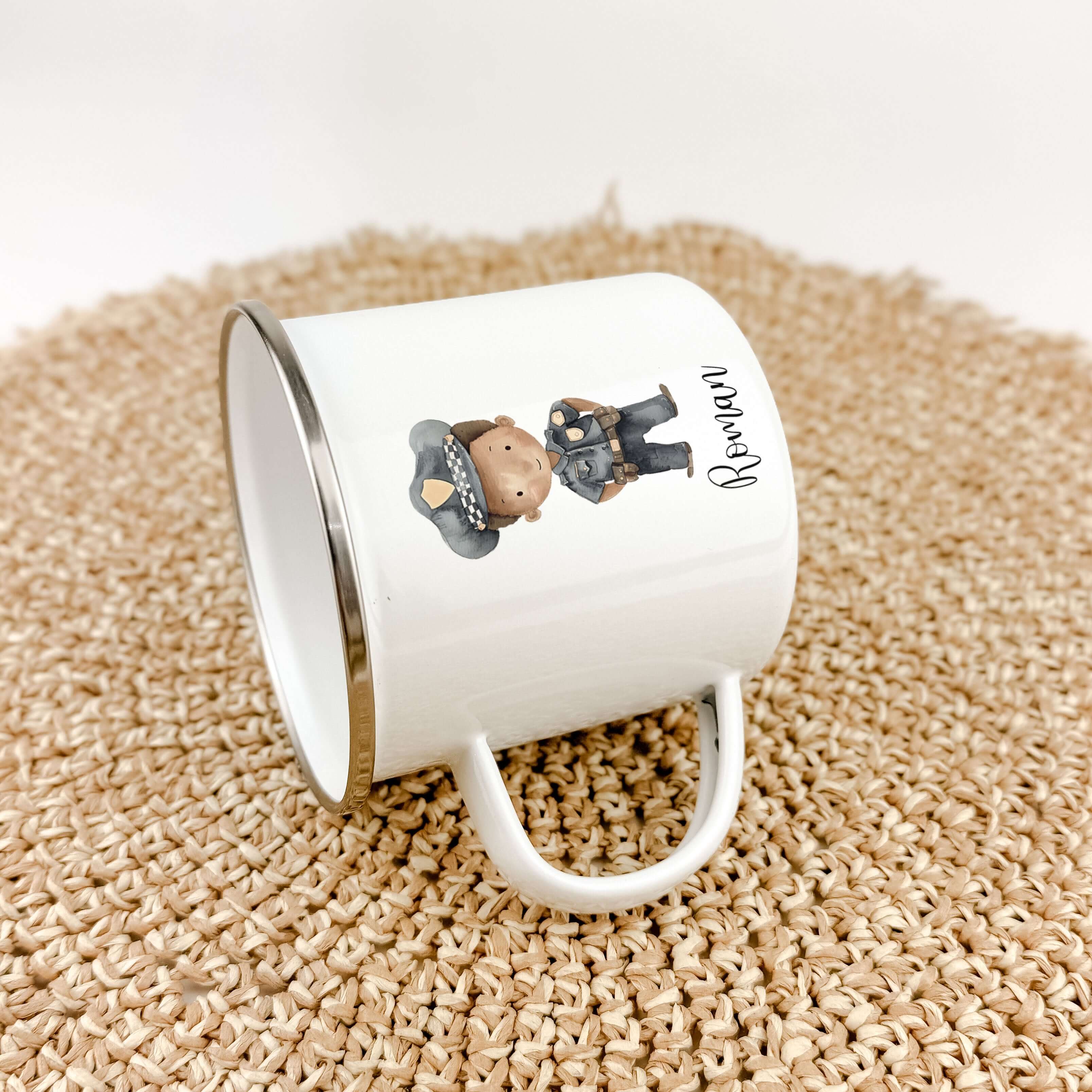 Emaille Tasse Polizist-famprints-Emaille Tasse-Entdecke die perfekte Emaille Tasse für kleine Polizisten-Fans, die nicht nur praktisch, sondern auch ein liebevolles Geschenk ist! Diese personalisierte Tasse bringt strahlende Augen und Freude in den Alltag