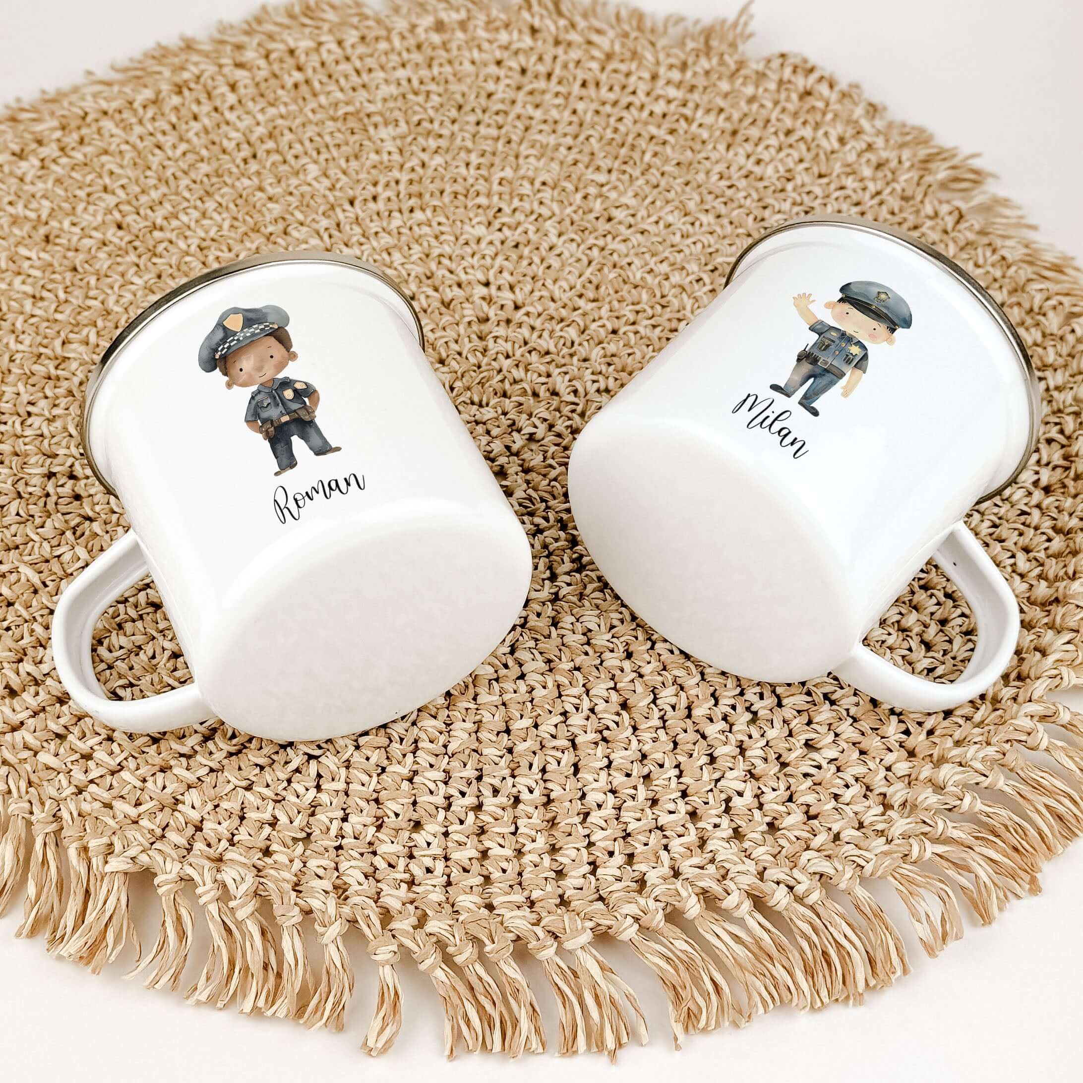 Emaille Tasse Polizist-famprints-Emaille Tasse-Entdecke die perfekte Emaille Tasse für kleine Polizisten-Fans, die nicht nur praktisch, sondern auch ein liebevolles Geschenk ist! Diese personalisierte Tasse bringt strahlende Augen und Freude in den Alltag