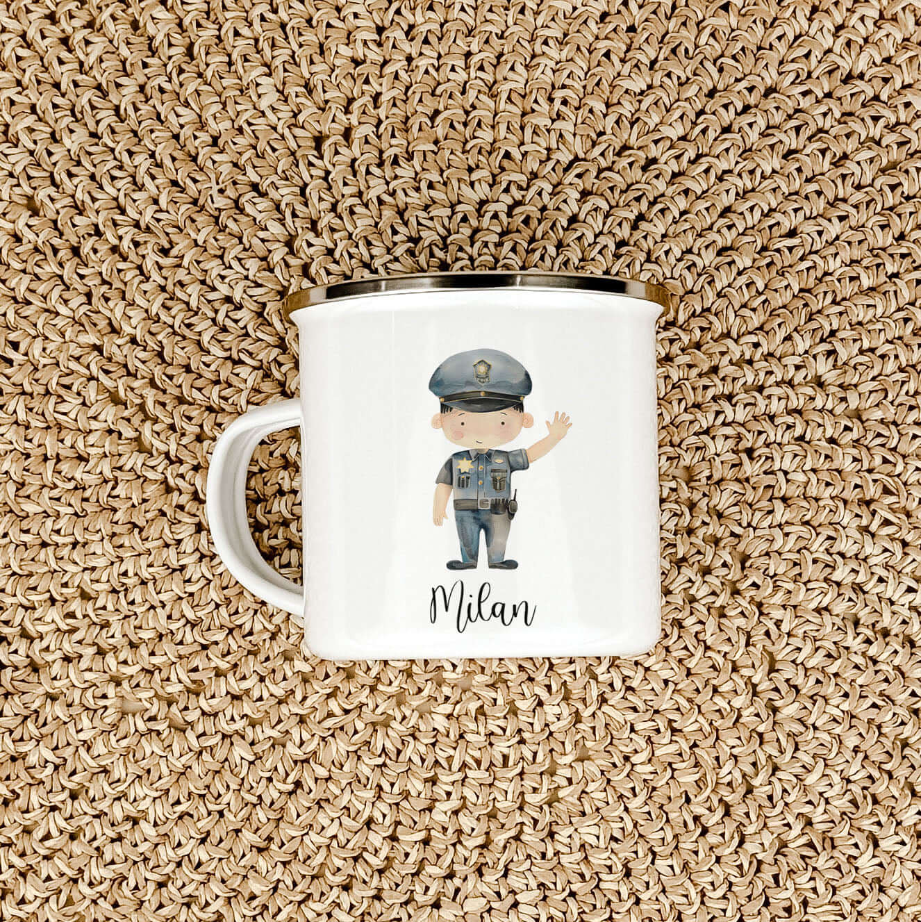Emaille Tasse Polizist-famprints-Emaille Tasse-Entdecke die perfekte Emaille Tasse für kleine Polizisten-Fans, die nicht nur praktisch, sondern auch ein liebevolles Geschenk ist! Diese personalisierte Tasse bringt strahlende Augen und Freude in den Alltag