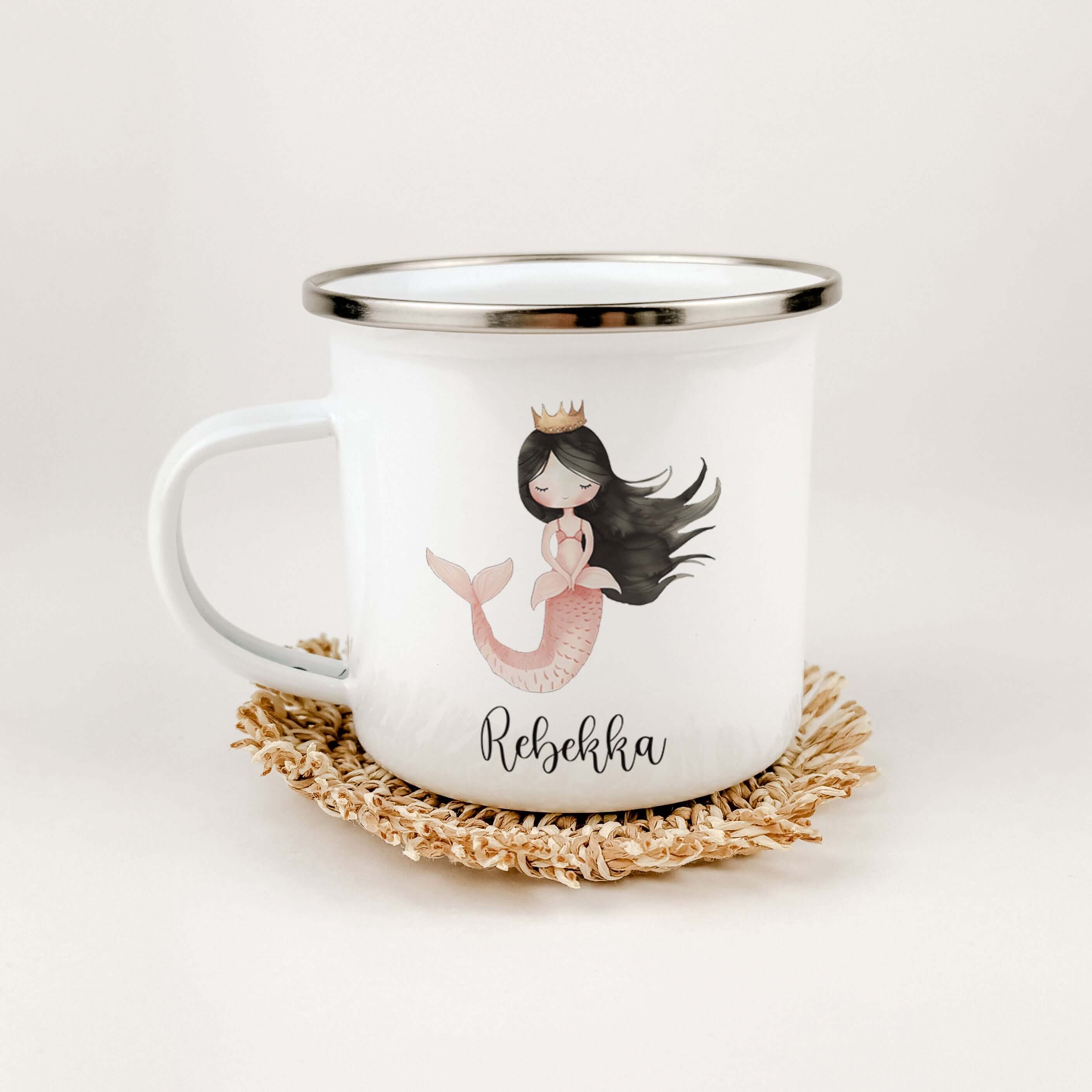 Emaille Tasse Meerjungfrau rosa-famprints-Emaille Tasse-Entdecke die zauberhafte Emaille Tasse Meerjungfrau in einem sanften Rosa, die nicht nur funktional ist, sondern auch das Herz deines Kindes höher schlagen lässt. Diese personalisierte Tasse bringt F