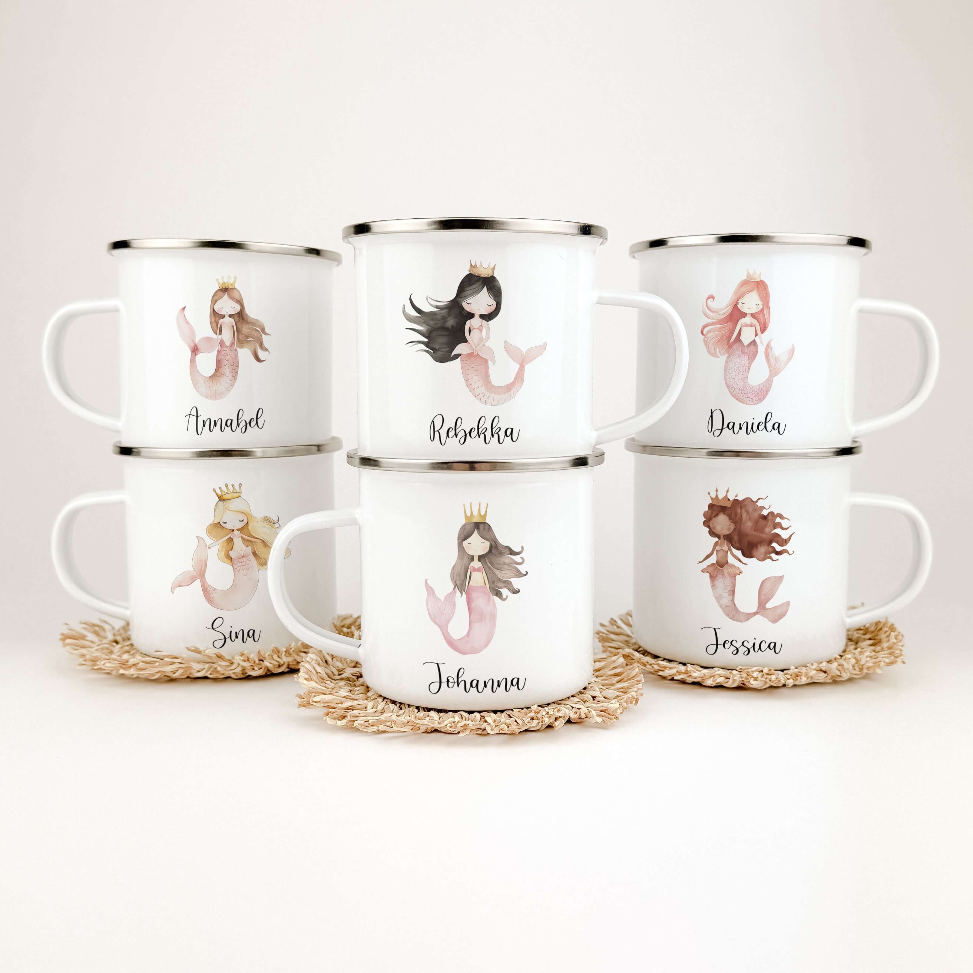 Emaille Tasse Meerjungfrau rosa-famprints-Emaille Tasse-Entdecke die zauberhafte Emaille Tasse Meerjungfrau in einem sanften Rosa, die nicht nur funktional ist, sondern auch das Herz deines Kindes höher schlagen lässt. Diese personalisierte Tasse bringt F