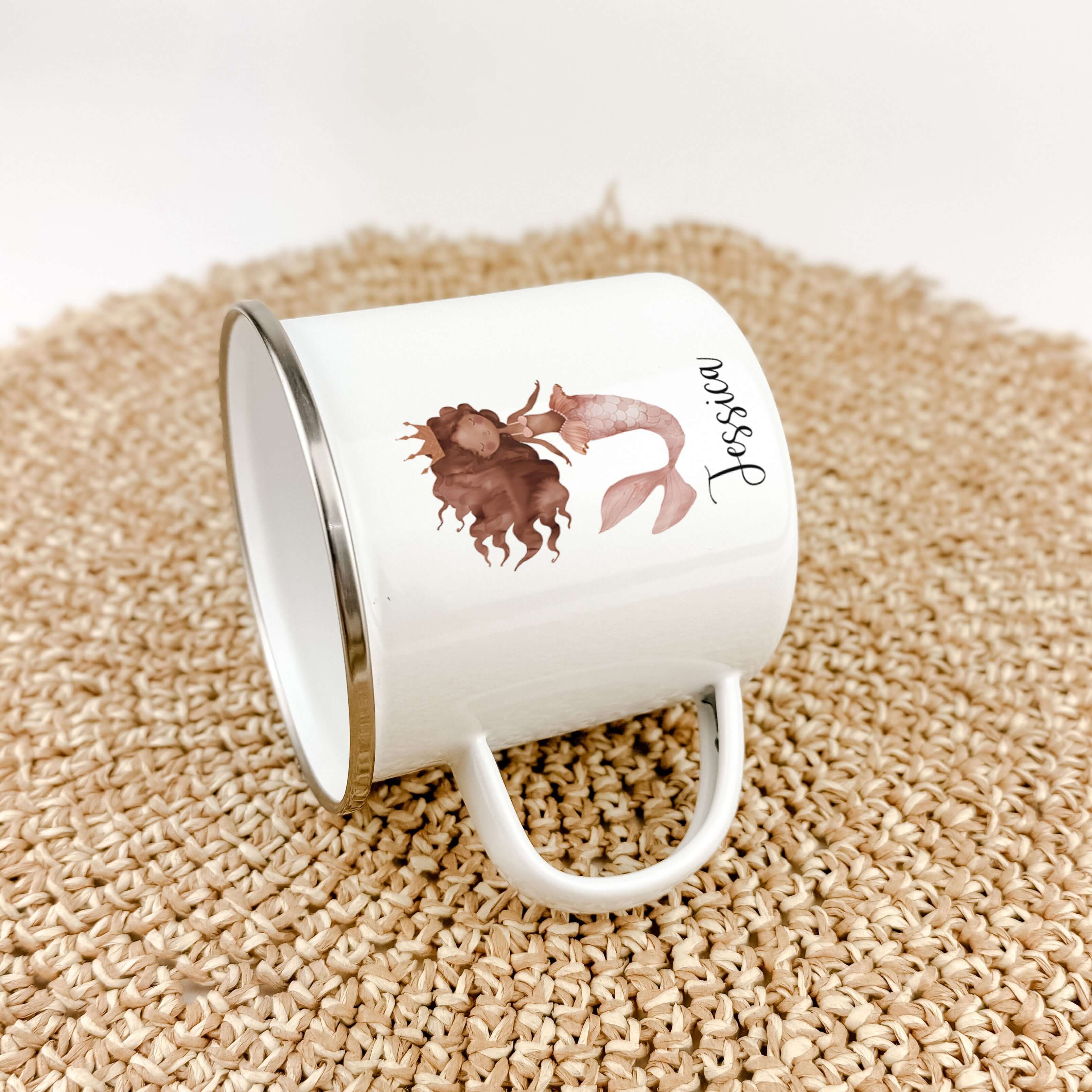 Emaille Tasse Meerjungfrau rosa-famprints-Emaille Tasse-Entdecke die zauberhafte Emaille Tasse Meerjungfrau in einem sanften Rosa, die nicht nur funktional ist, sondern auch das Herz deines Kindes höher schlagen lässt. Diese personalisierte Tasse bringt F