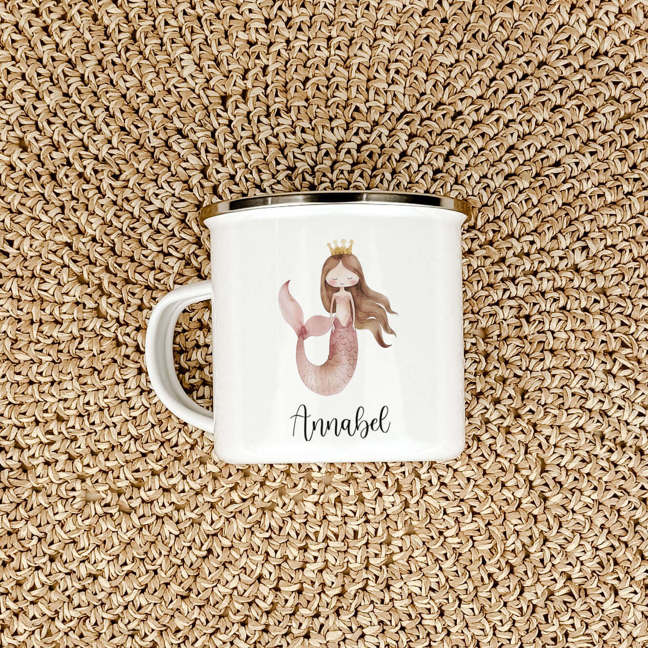 Emaille Tasse Meerjungfrau rosa-famprints-Emaille Tasse-Entdecke die zauberhafte Emaille Tasse Meerjungfrau in einem sanften Rosa, die nicht nur funktional ist, sondern auch das Herz deines Kindes höher schlagen lässt. Diese personalisierte Tasse bringt F