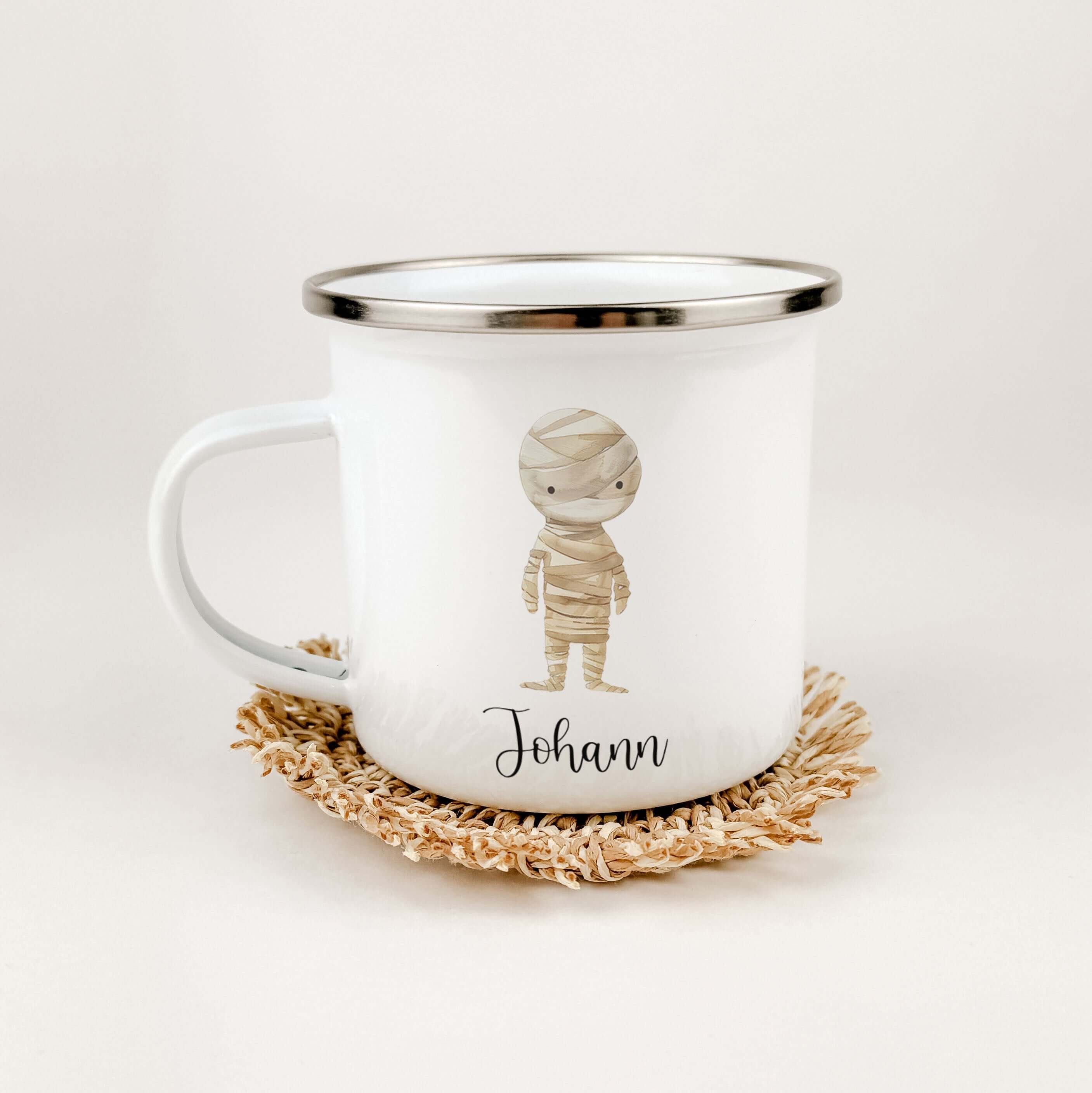 Emaille Tasse Mumie-famprints-Emaille Tasse-Entdecke die zauberhafte Emaille Tasse mit süßer Mumie, die nicht nur ein praktisches Trinkgefäß ist, sondern auch ein echtes Schmuckstück für kleine Abenteurer. Diese personalisierte Tasse bringt Freude in den