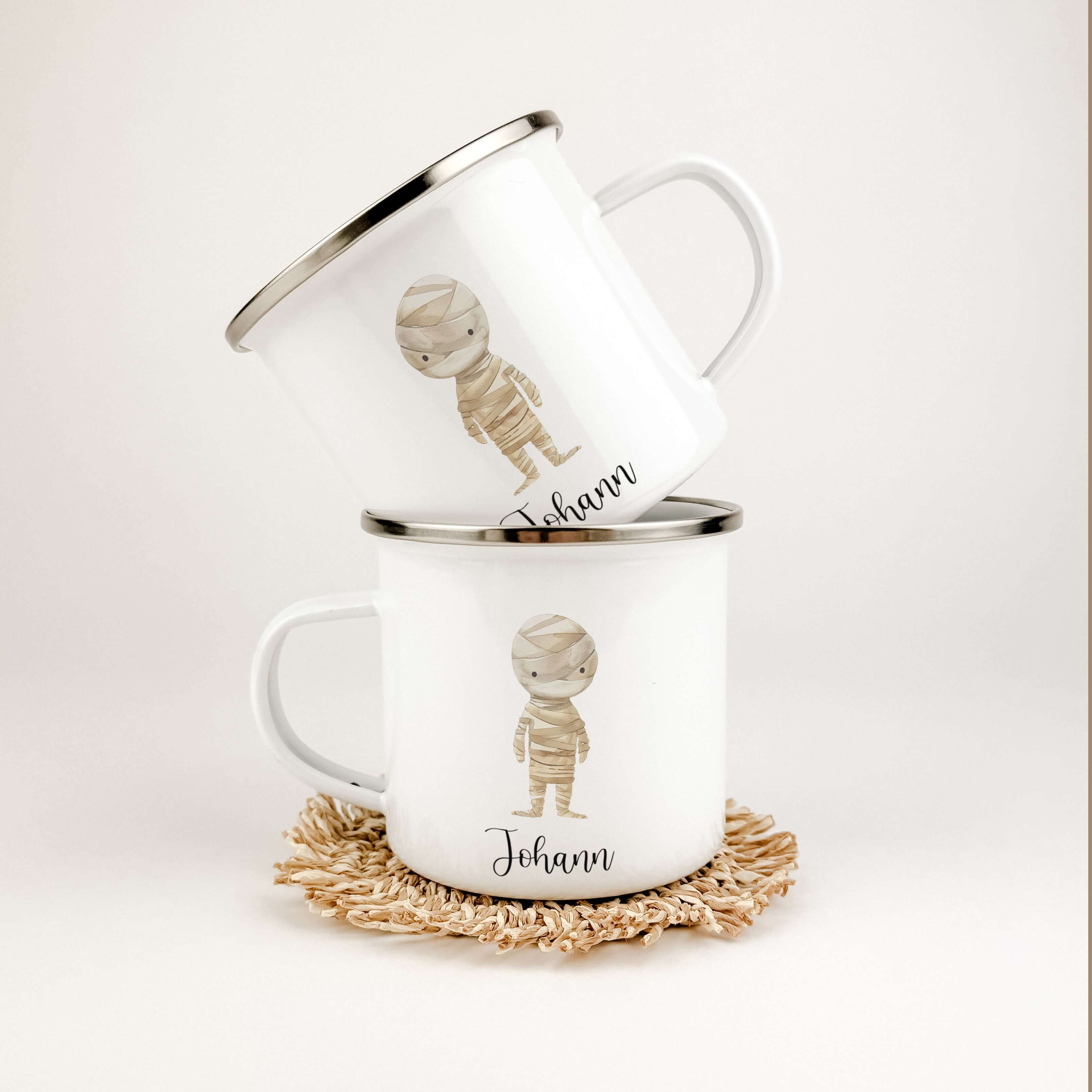 Emaille Tasse Mumie-famprints-Emaille Tasse-Entdecke die zauberhafte Emaille Tasse mit süßer Mumie, die nicht nur ein praktisches Trinkgefäß ist, sondern auch ein echtes Schmuckstück für kleine Abenteurer. Diese personalisierte Tasse bringt Freude in den