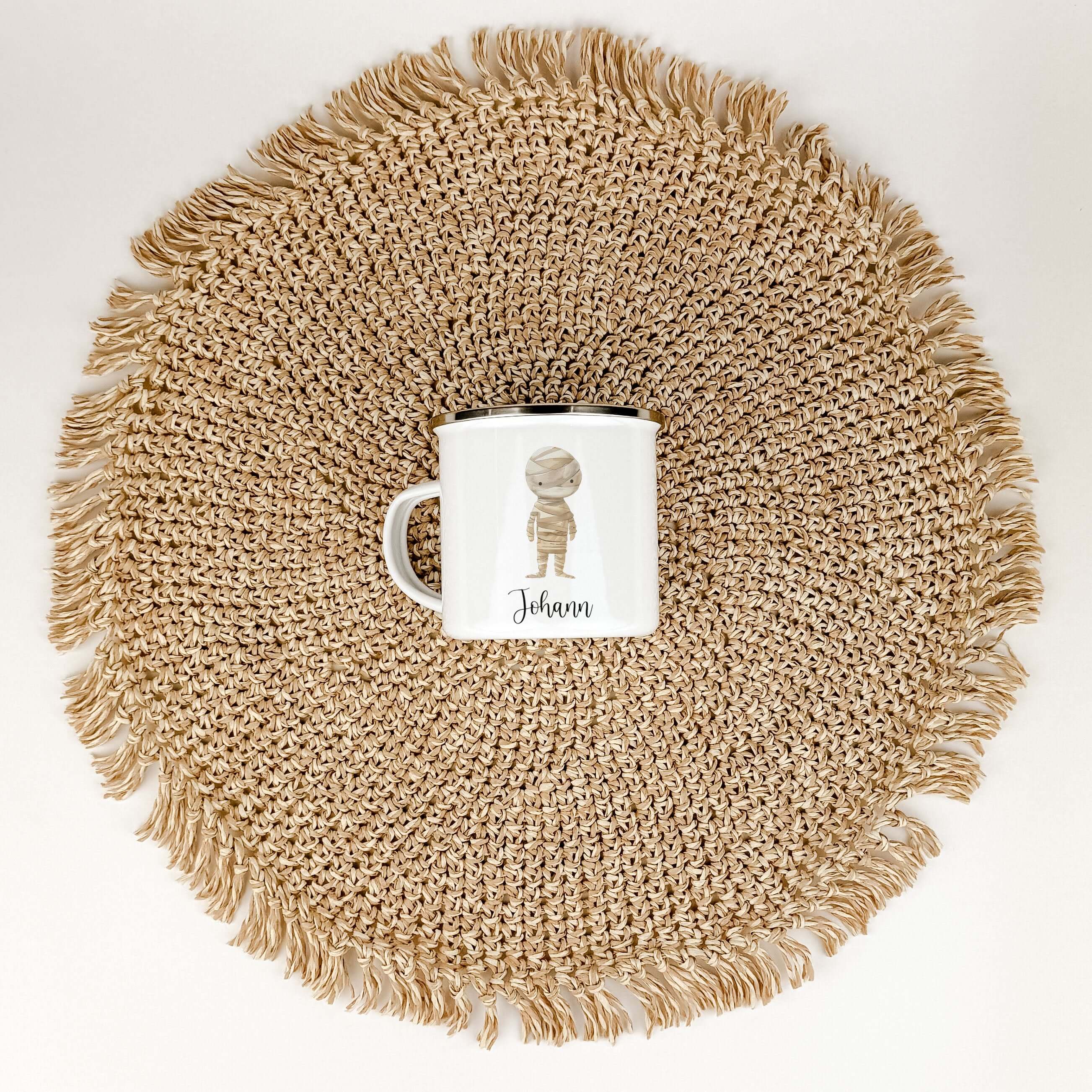 Emaille Tasse Mumie-famprints-Emaille Tasse-Entdecke die zauberhafte Emaille Tasse mit süßer Mumie, die nicht nur ein praktisches Trinkgefäß ist, sondern auch ein echtes Schmuckstück für kleine Abenteurer. Diese personalisierte Tasse bringt Freude in den