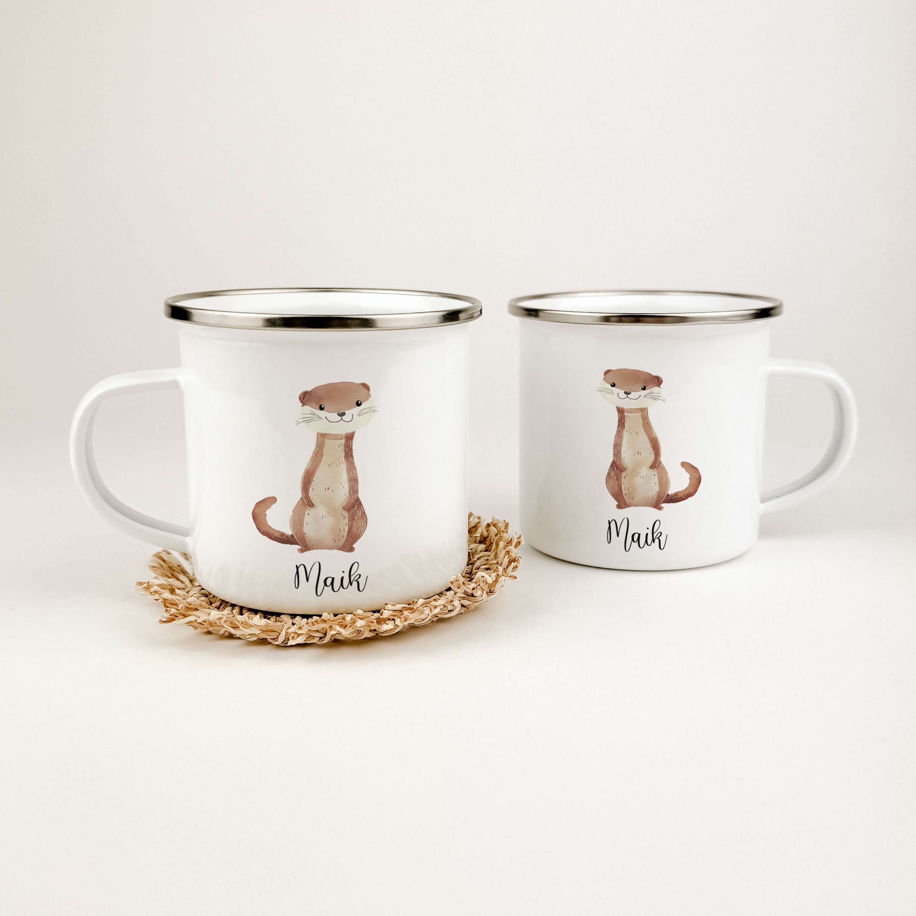 Emaille Tasse Otter-famprints-Emaille Tasse-Entdecke die zauberhafte Emaille Tasse mit dem niedlichen Otter, die nicht nur praktisch, sondern auch ein echter Hingucker ist! Diese personalisierte Tasse bringt Freude in jeden Alltag und macht das Trinken vo