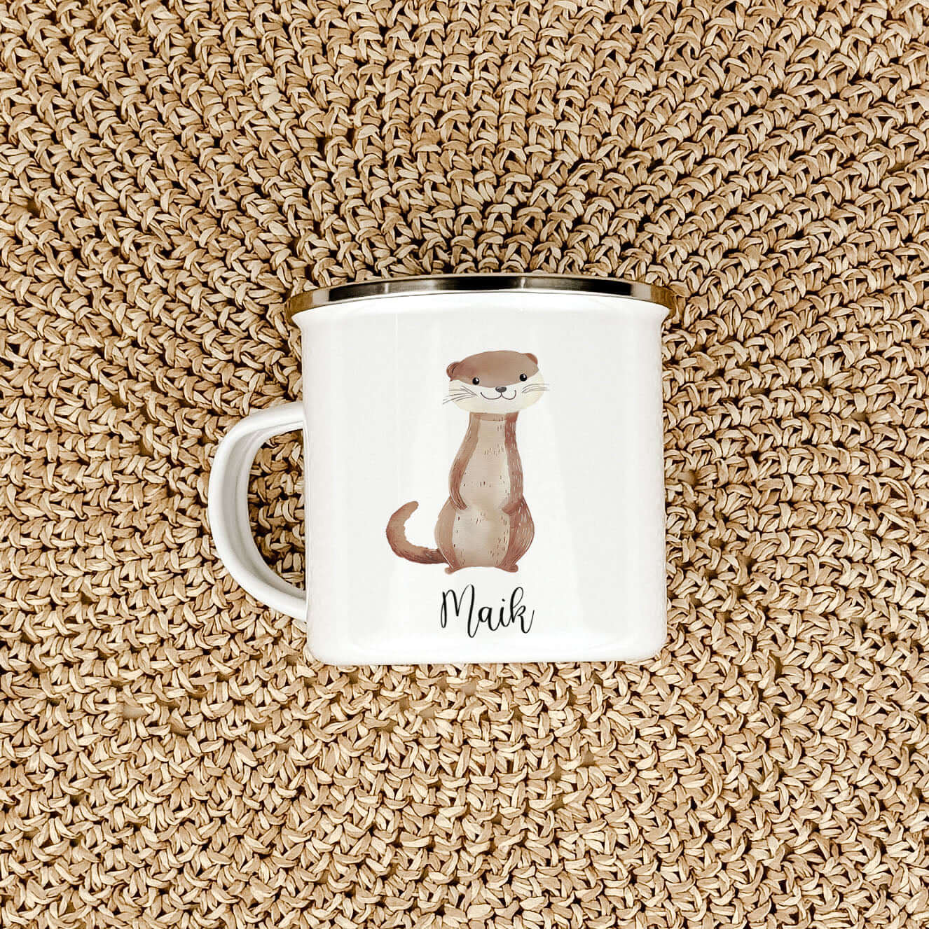 Emaille Tasse Otter-famprints-Emaille Tasse-Entdecke die zauberhafte Emaille Tasse mit dem niedlichen Otter, die nicht nur praktisch, sondern auch ein echter Hingucker ist! Diese personalisierte Tasse bringt Freude in jeden Alltag und macht das Trinken vo