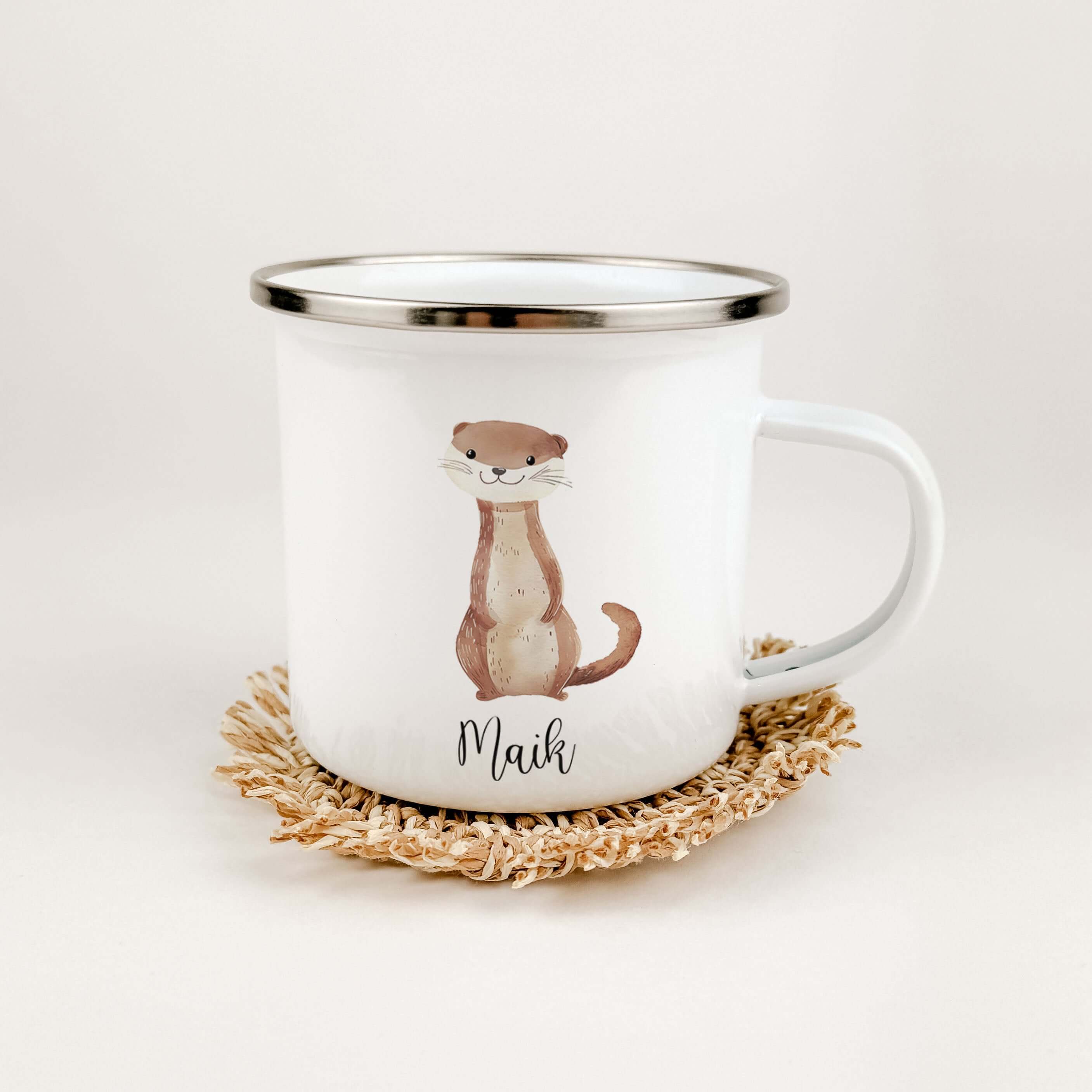 Emaille Tasse Otter-famprints-Emaille Tasse-Entdecke die zauberhafte Emaille Tasse mit dem niedlichen Otter, die nicht nur praktisch, sondern auch ein echter Hingucker ist! Diese personalisierte Tasse bringt Freude in jeden Alltag und macht das Trinken vo