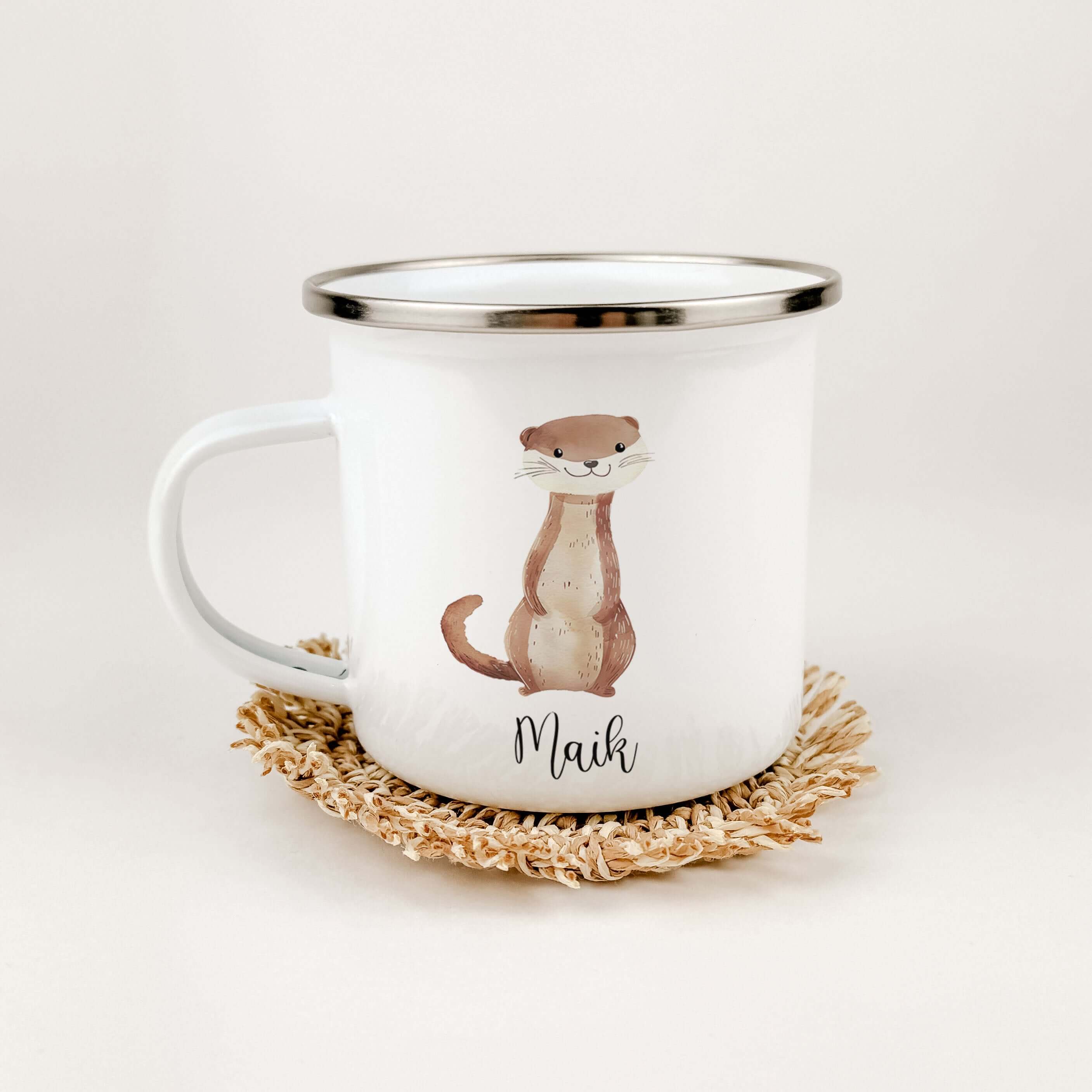 Emaille Tasse Otter-famprints-Emaille Tasse-Entdecke die zauberhafte Emaille Tasse mit dem niedlichen Otter, die nicht nur praktisch, sondern auch ein echter Hingucker ist! Diese personalisierte Tasse bringt Freude in jeden Alltag und macht das Trinken vo