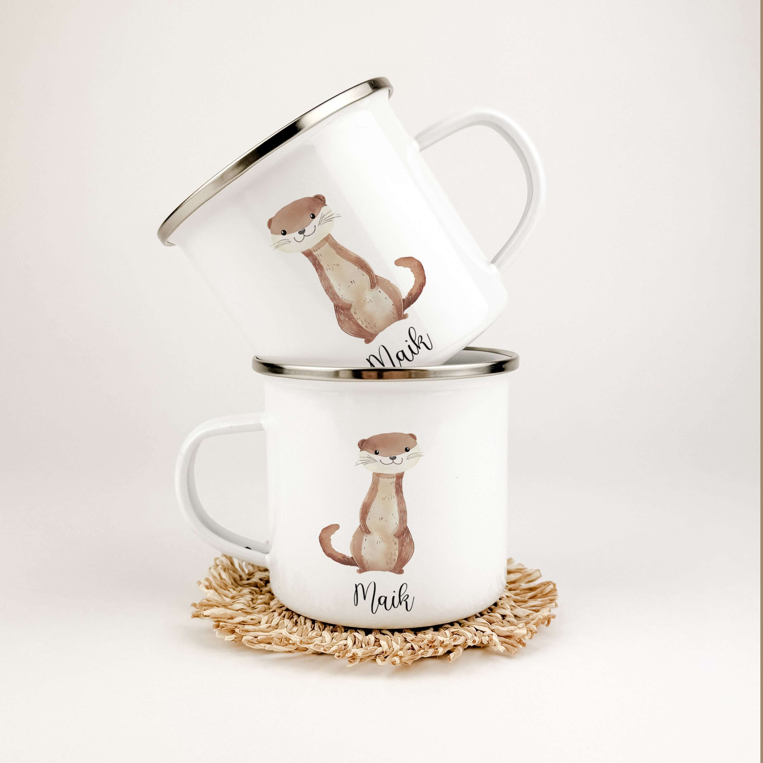 Emaille Tasse Otter-famprints-Emaille Tasse-Entdecke die zauberhafte Emaille Tasse mit dem niedlichen Otter, die nicht nur praktisch, sondern auch ein echter Hingucker ist! Diese personalisierte Tasse bringt Freude in jeden Alltag und macht das Trinken vo