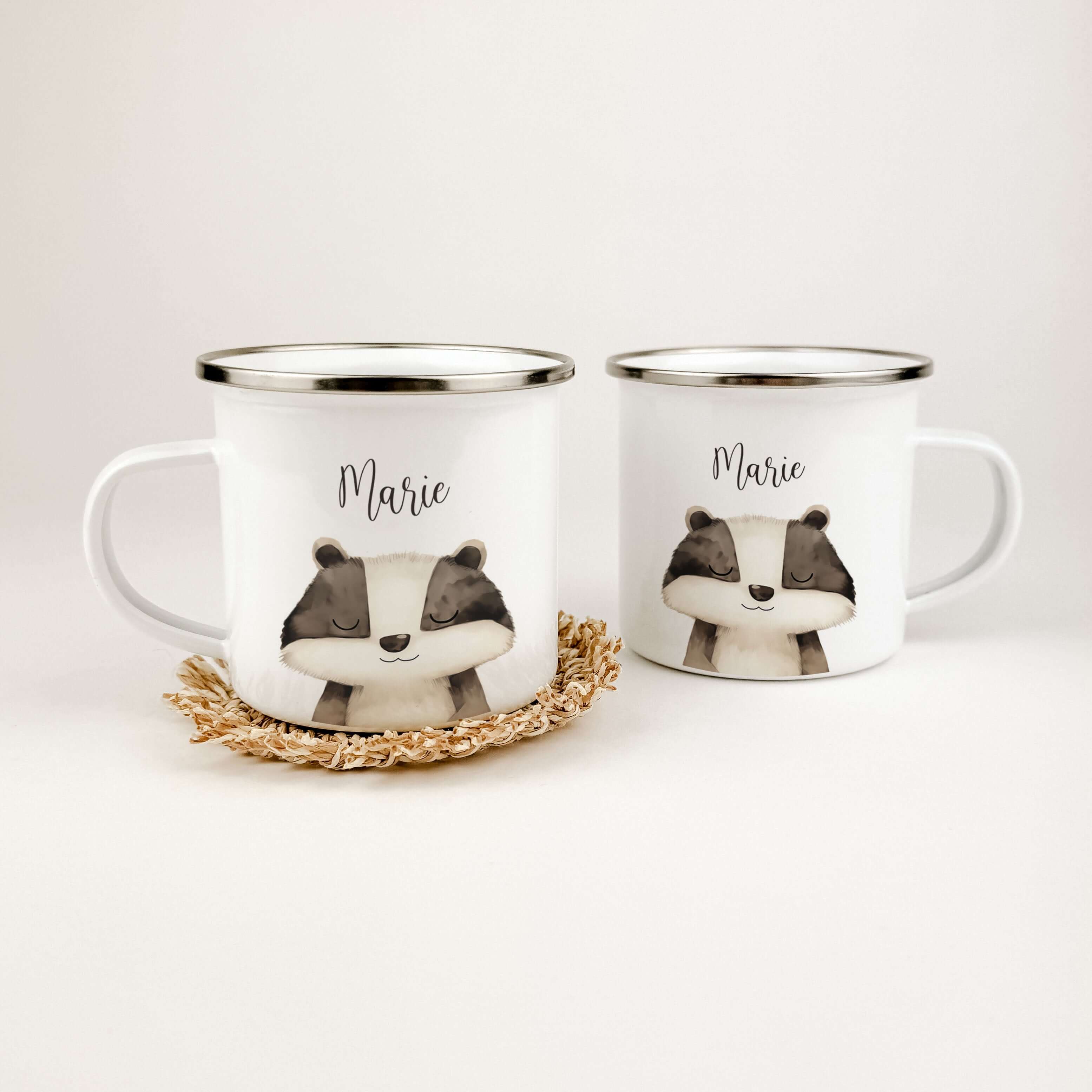 Emaille Tasse Dachs Portrait-famprints-Emaille Tasse-Entdecke die bezaubernde Emaille Tasse Dachs Portrait, die ideale Begleiterin für kleine Dachs Liebhaber! Diese personalisierte Emaille Tasse ist nicht nur praktisch, sondern bringt auch ein Lächeln ins