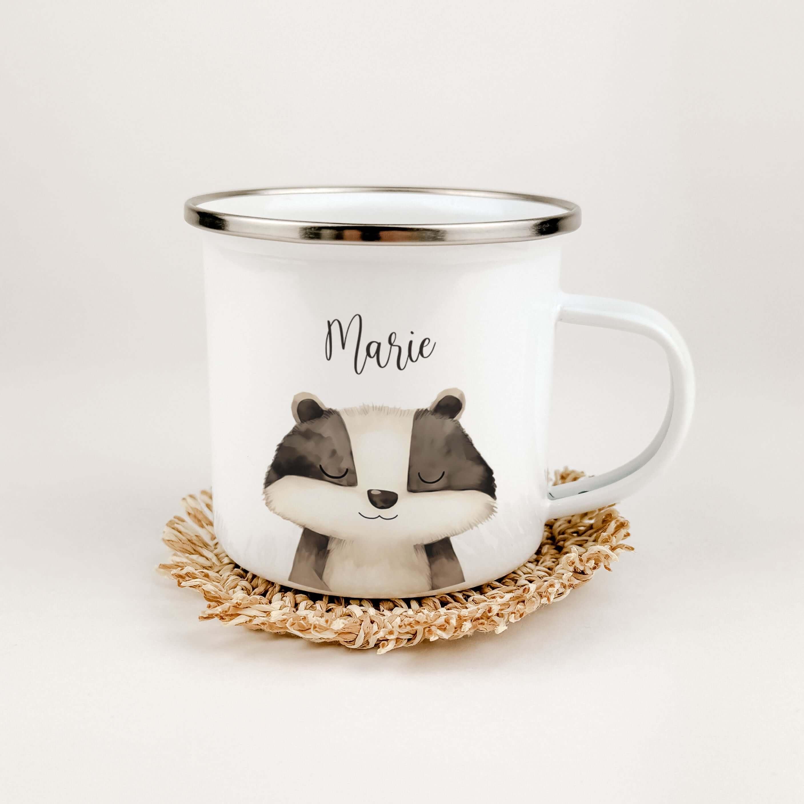 Emaille Tasse Dachs Portrait-famprints-Emaille Tasse-Entdecke die bezaubernde Emaille Tasse Dachs Portrait, die ideale Begleiterin für kleine Dachs Liebhaber! Diese personalisierte Emaille Tasse ist nicht nur praktisch, sondern bringt auch ein Lächeln ins