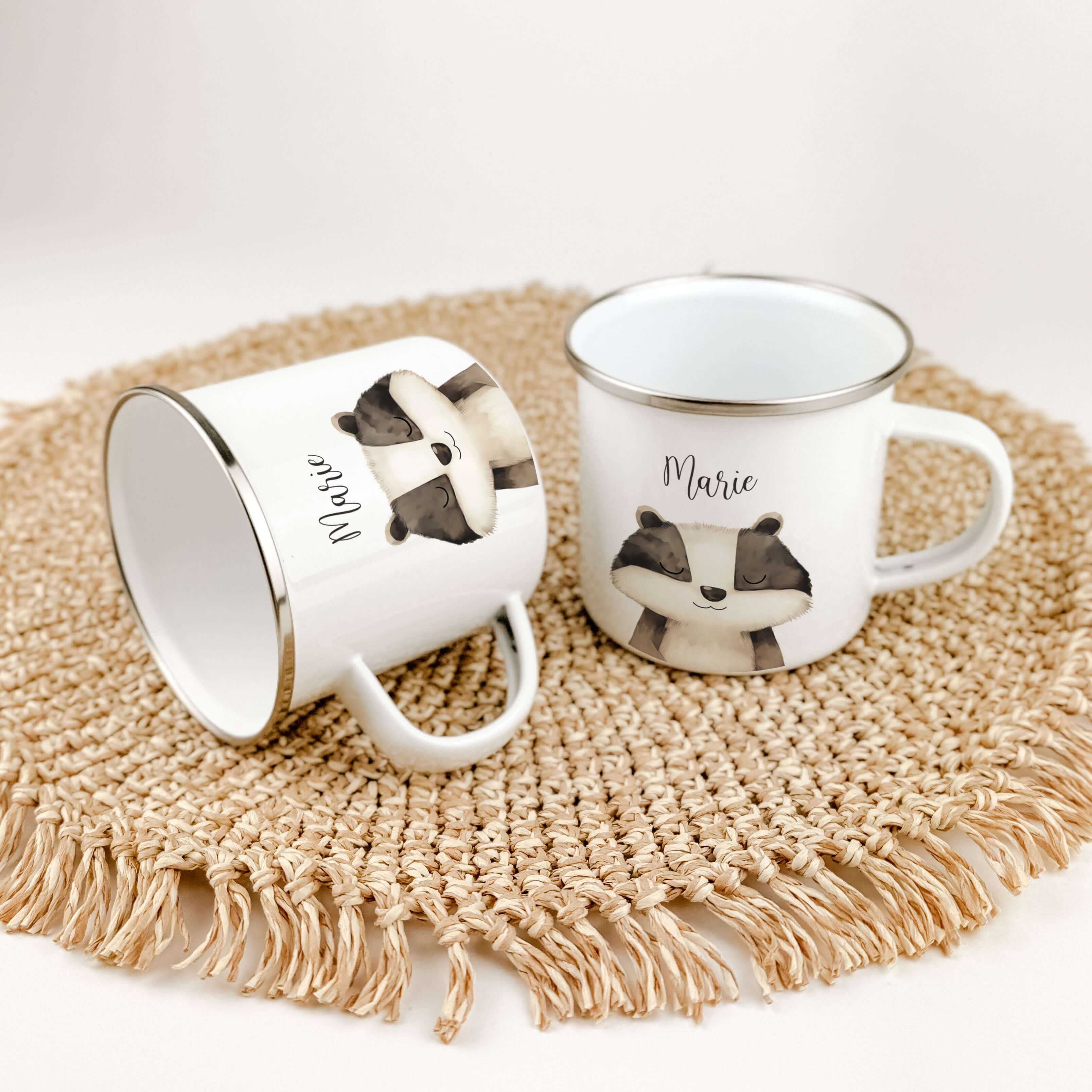 Emaille Tasse Dachs Portrait-famprints-Emaille Tasse-Entdecke die bezaubernde Emaille Tasse Dachs Portrait, die ideale Begleiterin für kleine Dachs Liebhaber! Diese personalisierte Emaille Tasse ist nicht nur praktisch, sondern bringt auch ein Lächeln ins