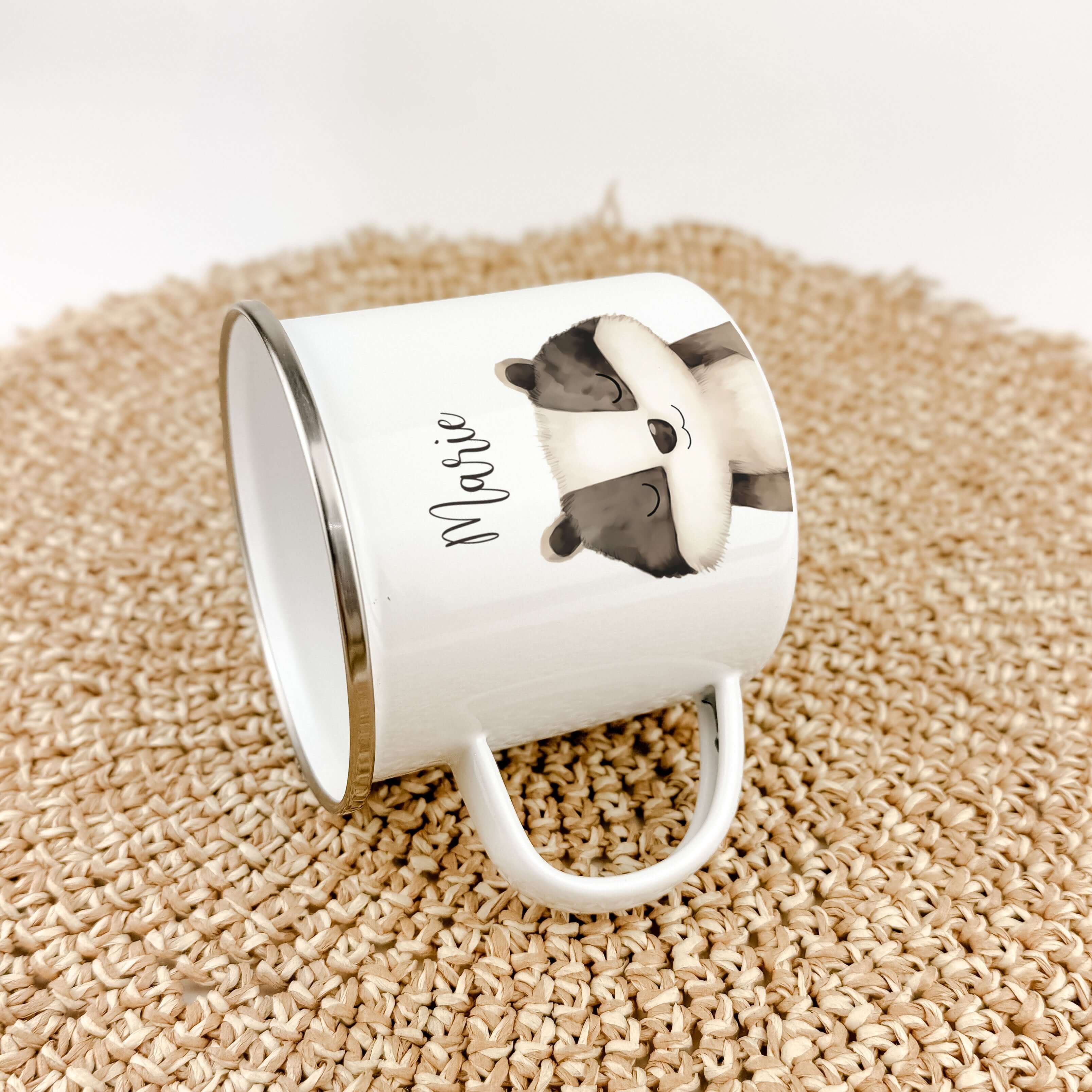 Emaille Tasse Dachs Portrait-famprints-Emaille Tasse-Entdecke die bezaubernde Emaille Tasse Dachs Portrait, die ideale Begleiterin für kleine Dachs Liebhaber! Diese personalisierte Emaille Tasse ist nicht nur praktisch, sondern bringt auch ein Lächeln ins