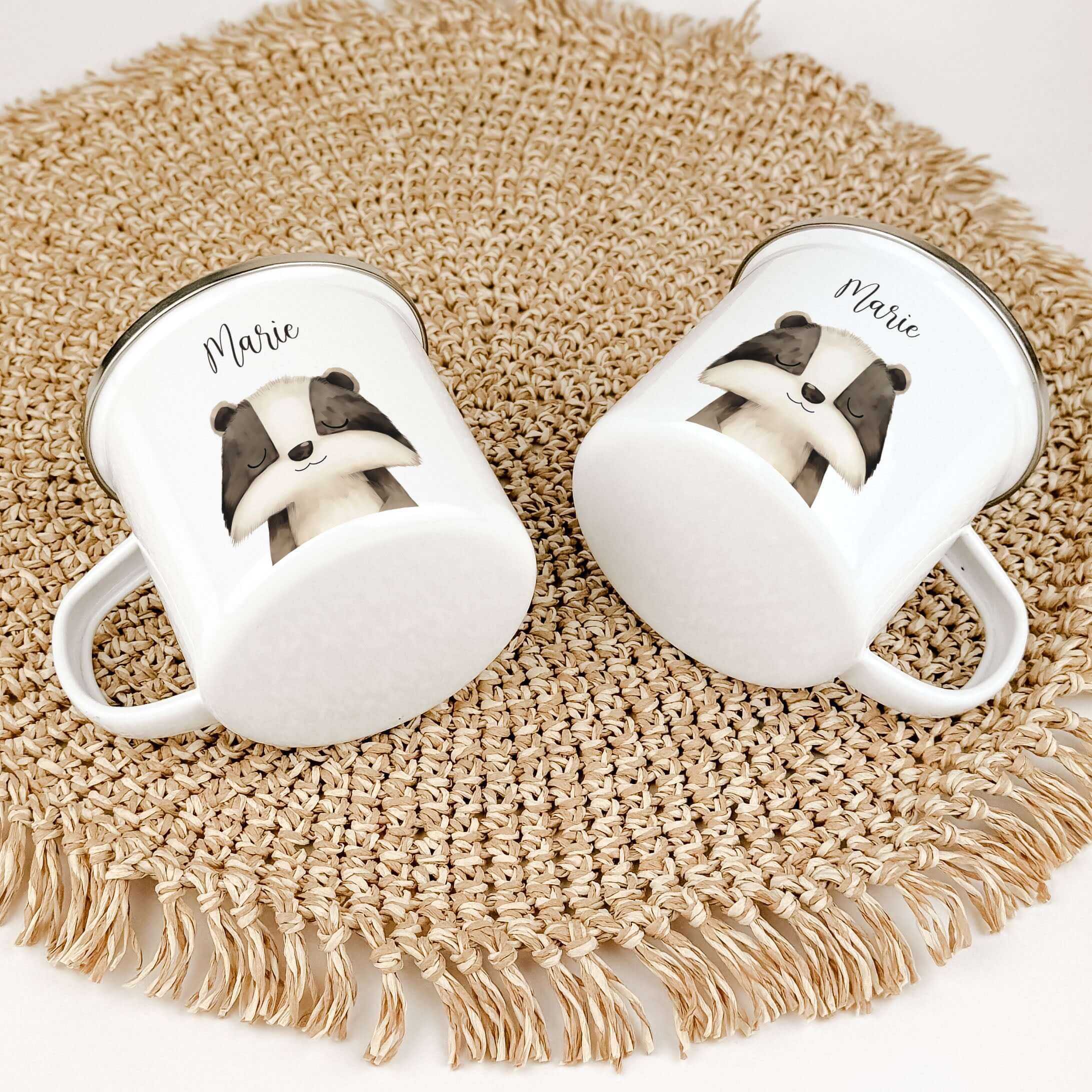 Emaille Tasse Dachs Portrait-famprints-Emaille Tasse-Entdecke die bezaubernde Emaille Tasse Dachs Portrait, die ideale Begleiterin für kleine Dachs Liebhaber! Diese personalisierte Emaille Tasse ist nicht nur praktisch, sondern bringt auch ein Lächeln ins