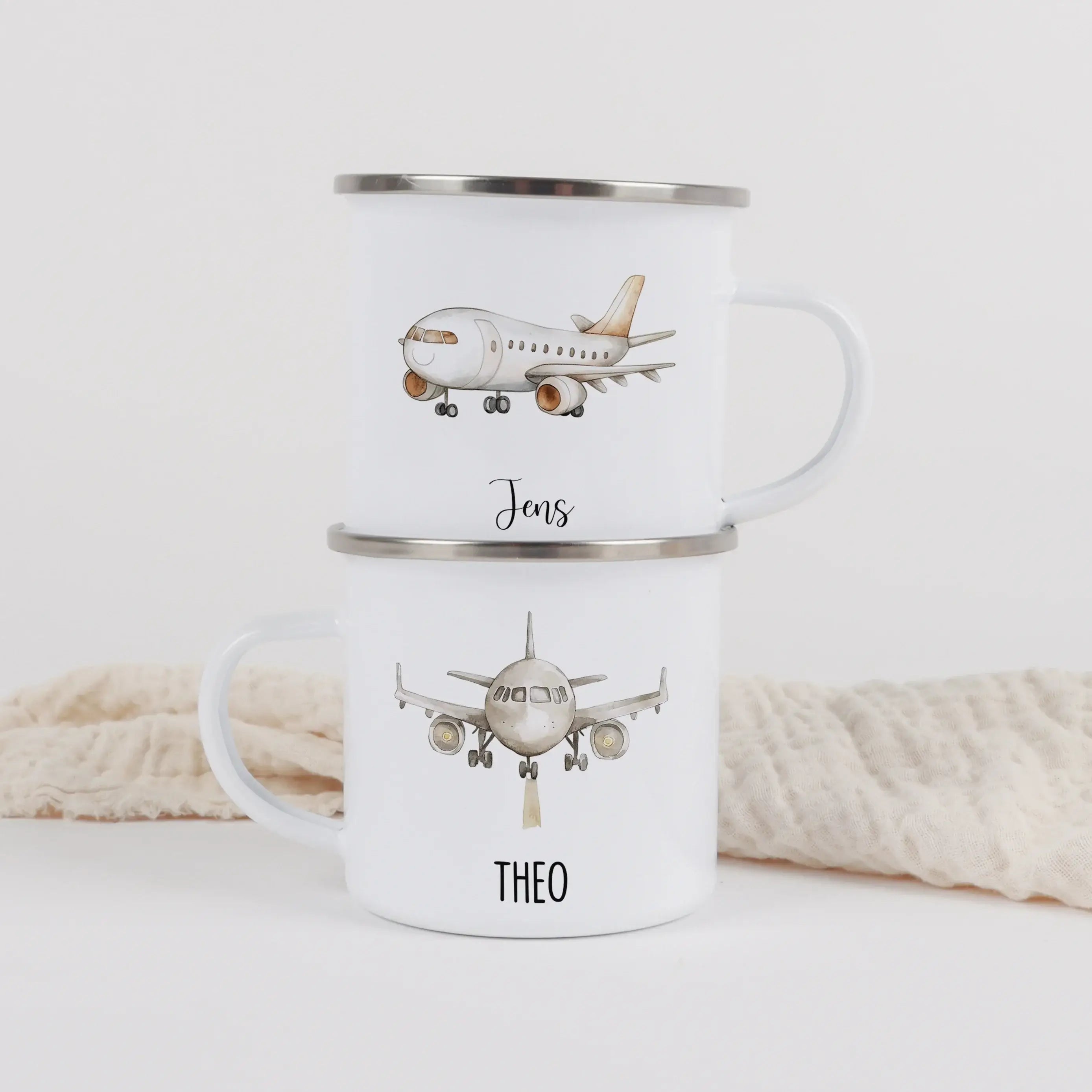 Emaille Tasse Flugzeug-Emaille Tasse-famprints-Die Emaille Tasse Flugzeug von famprints ist genau das Richtige, wenn du ein persönliches Geschenk für Kinder suchst, die Flugzeuge lieben. Das liebevoll gestaltete Motiv zeigt mehrere Flugzeugillustrationen